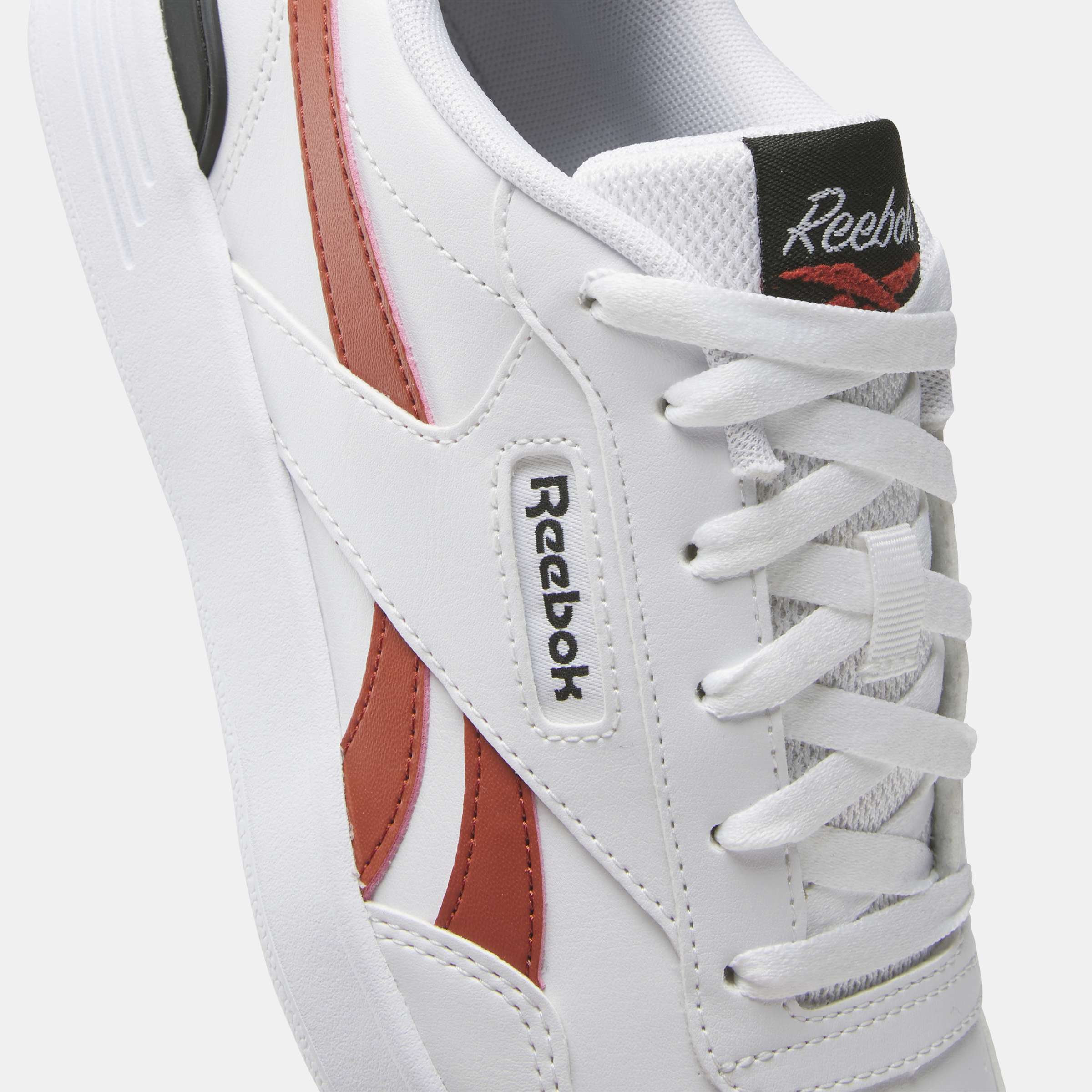 Estos tenis bajos inspirados en el tenis cuentan con una elegante parte superior de paneles y un clip en contraste en el talón. image number 3