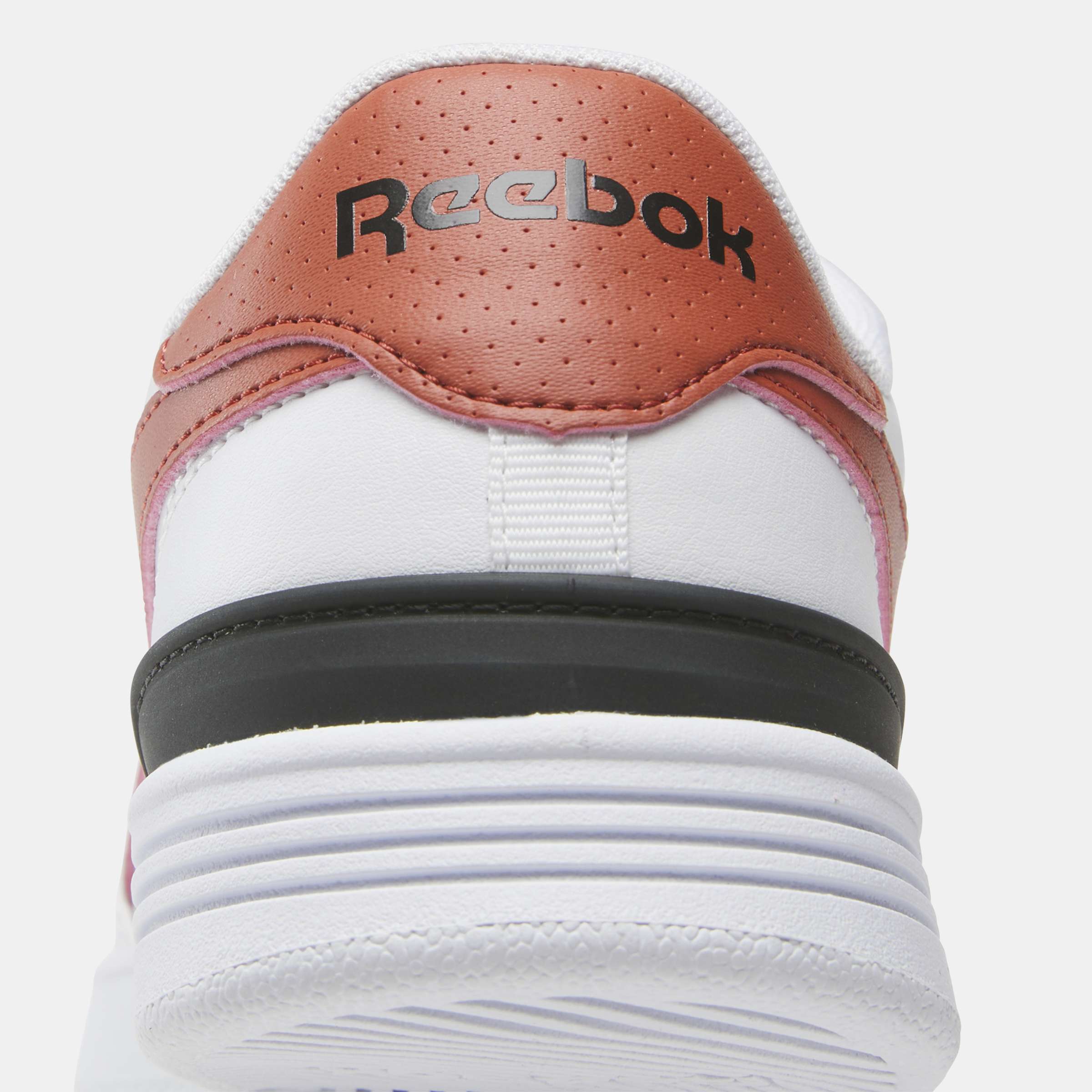 Estos tenis bajos inspirados en el tenis cuentan con una elegante parte superior de paneles y un clip en contraste en el talón. image number 4
