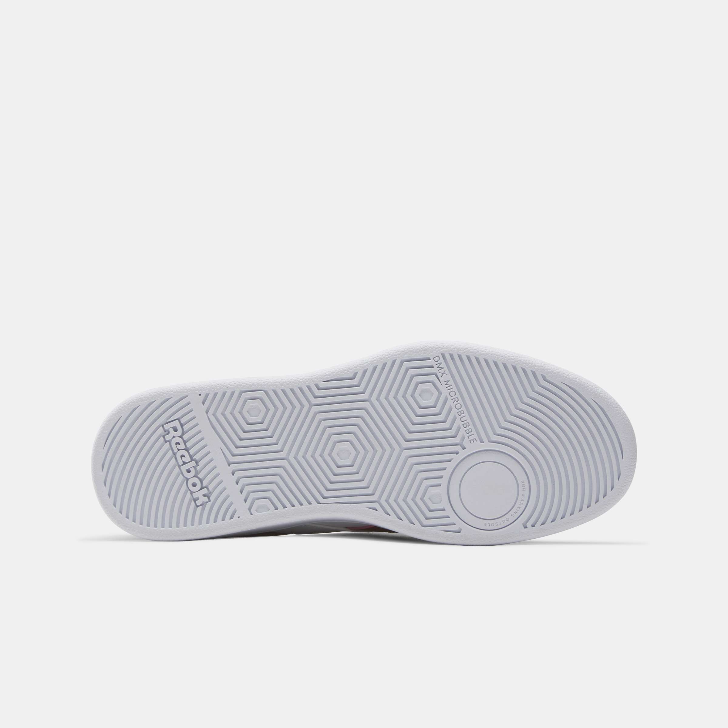 Estos tenis bajos inspirados en el tenis cuentan con una elegante parte superior de paneles y un clip en contraste en el talón. image number 5