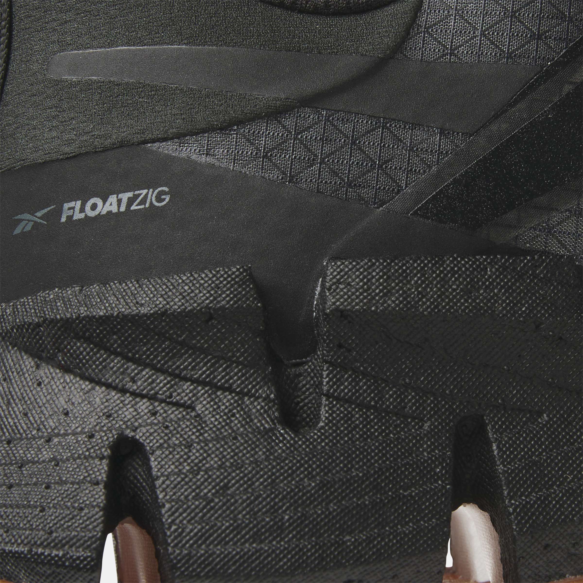 El FloatZig 1 de Reebok combina suavidad y elasticidad, diseñados para inspirar a salir al aire libre y correr. image number 5
