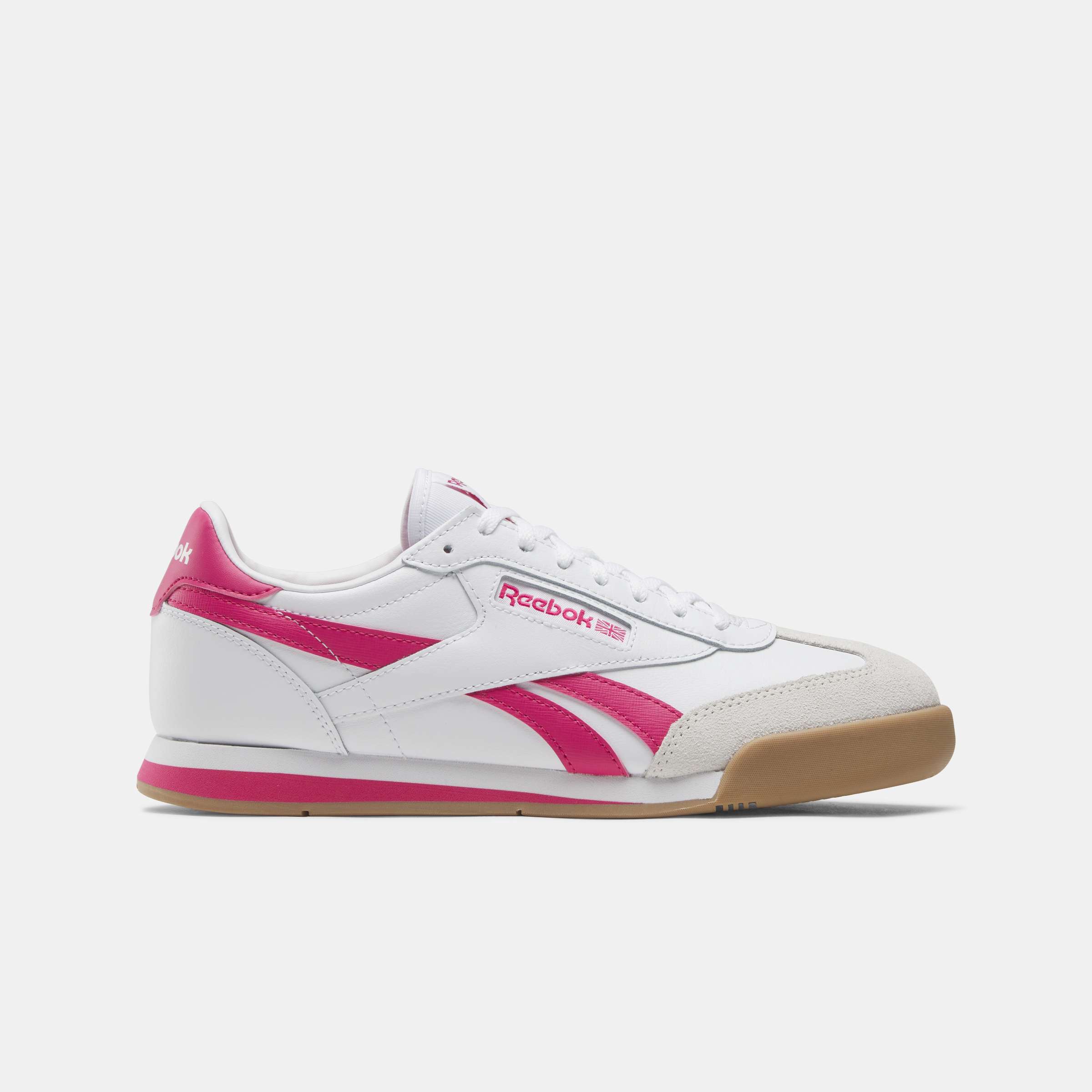 Inspirados en el fútbol vintage de los años 90, combinan una silueta elegante y colores clásicos con una puntera de gamuza y goma.