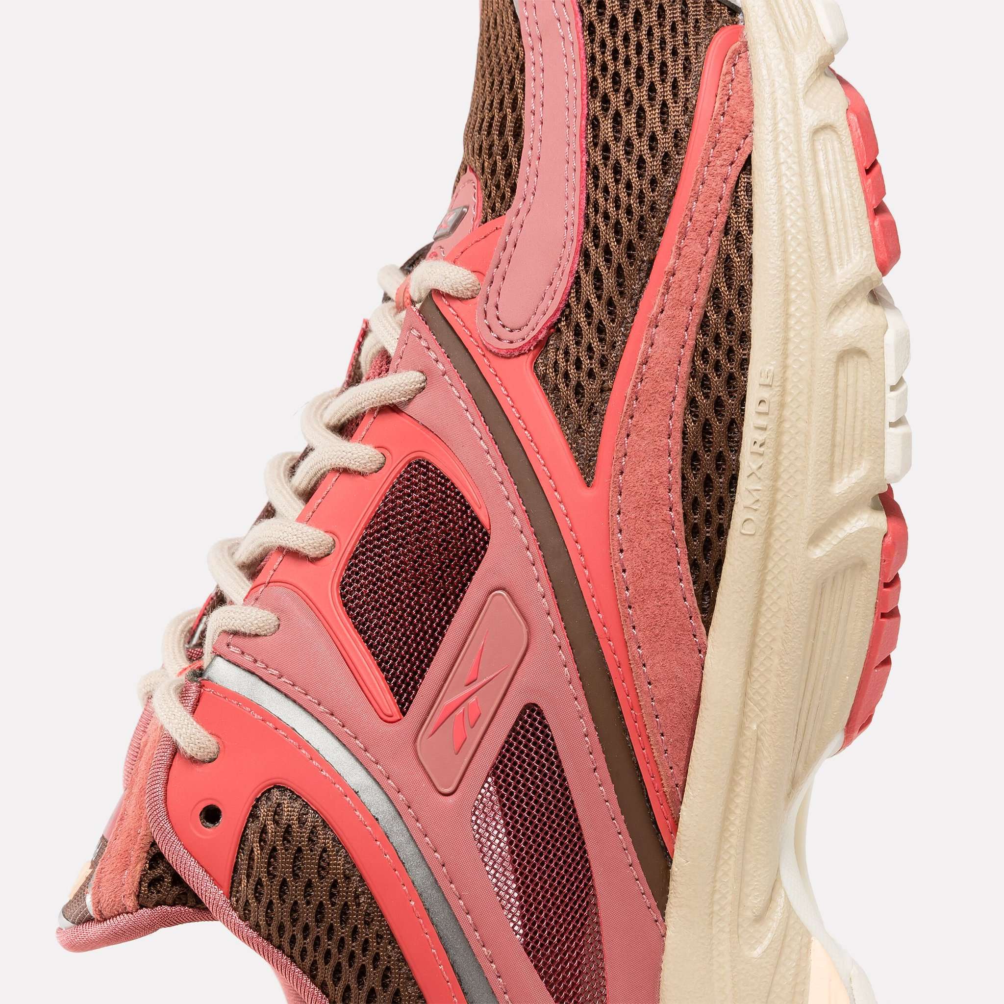 Los tenis Premier Trinity KFS incorporan un sistema de ajuste cinético que proporciona soporte y flexibilidad. image number 5