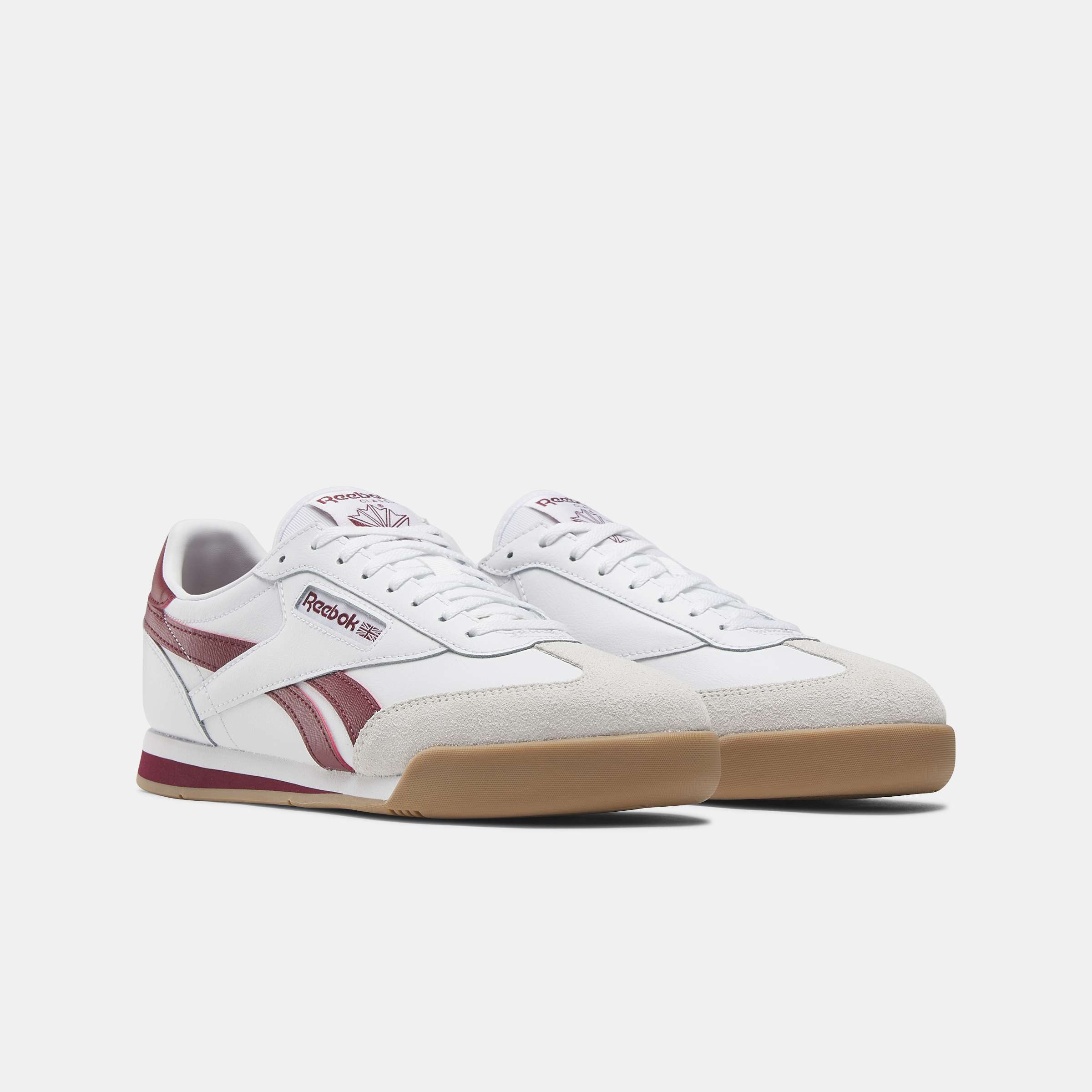 Inspirados en el fútbol vintage de los años 90, combinan una silueta elegante y colores clásicos con una puntera de gamuza y goma.