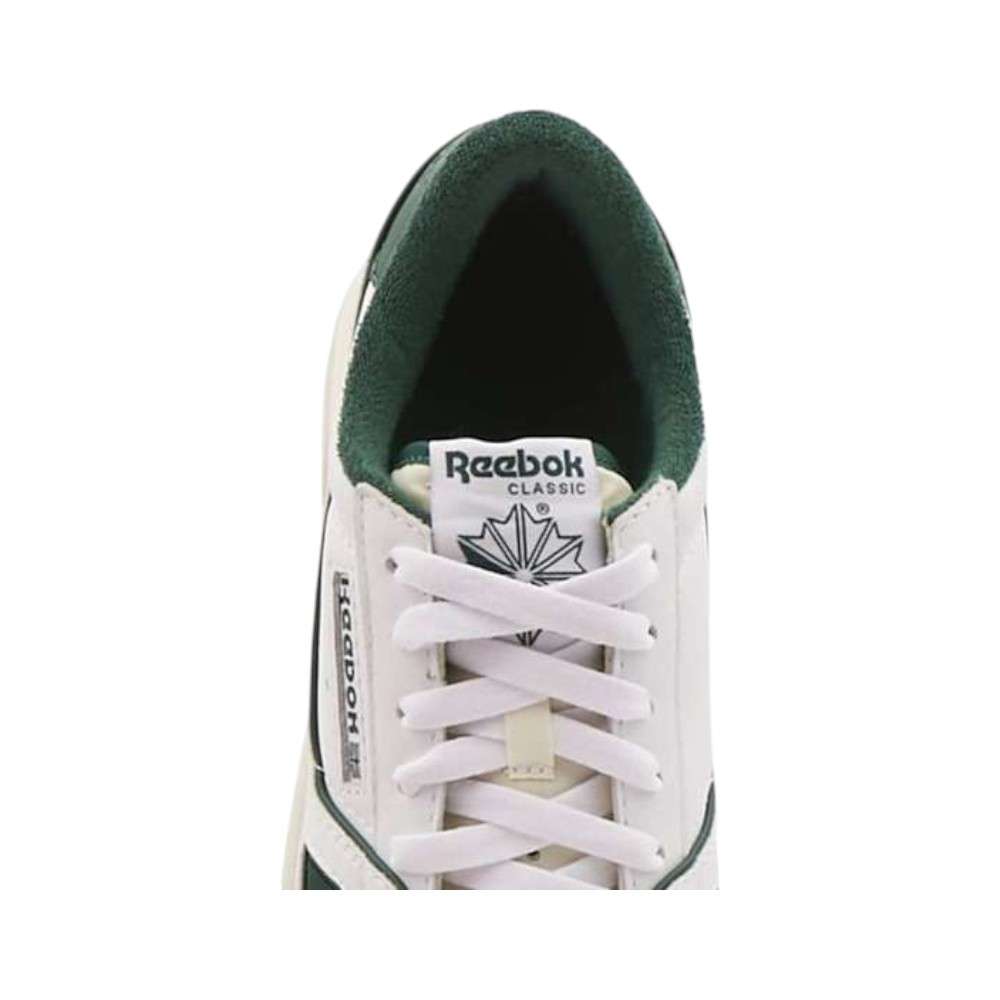 Los tenis LT Court reflejan el legado deportivo de Reebok sacada de los archivos de los años 90 y el Y2K, inspirado en las camisetas de competencia. image number 3