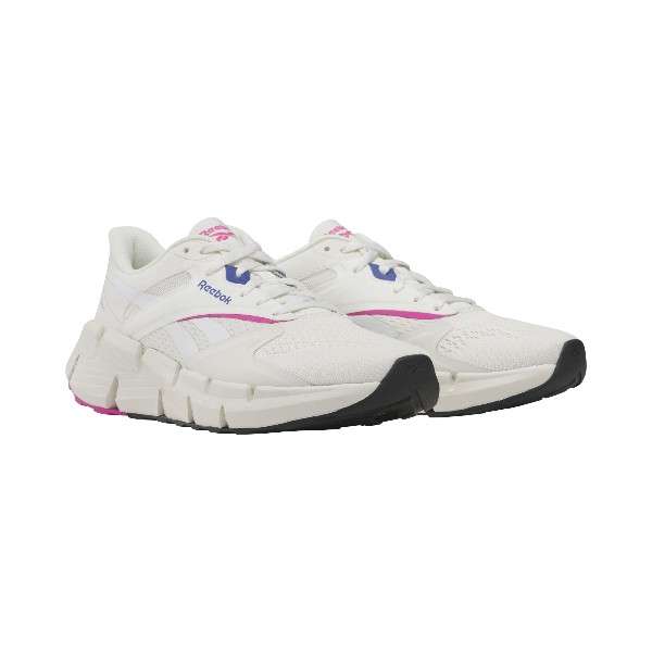 No te conformes con tenis aburridos; elige los tenis con la icónica entresuela Reebok Zig ofrecen un diseño robusto que realzará tu estilo.