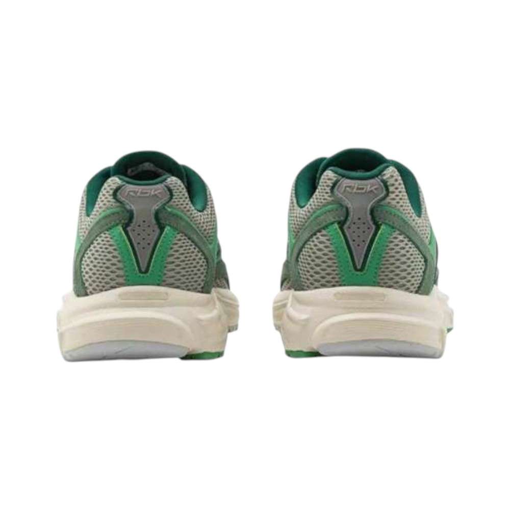 Los tenis Premier Trinity KFS incorporan un sistema de ajuste cinético que proporciona soporte y flexibilidad.