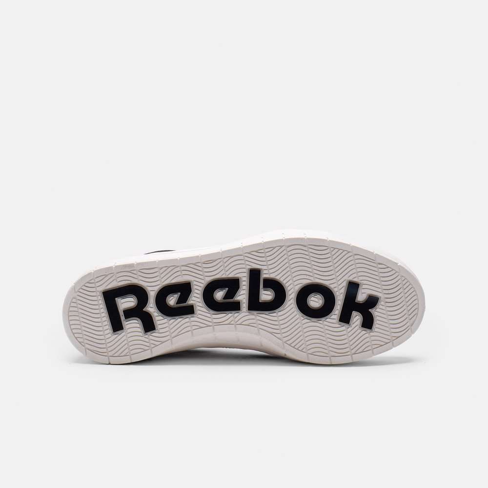 El estilo Reebok que te encanta en una silueta clásica de tenis vintage que se puede usar de manera elegante o informal. image number 3