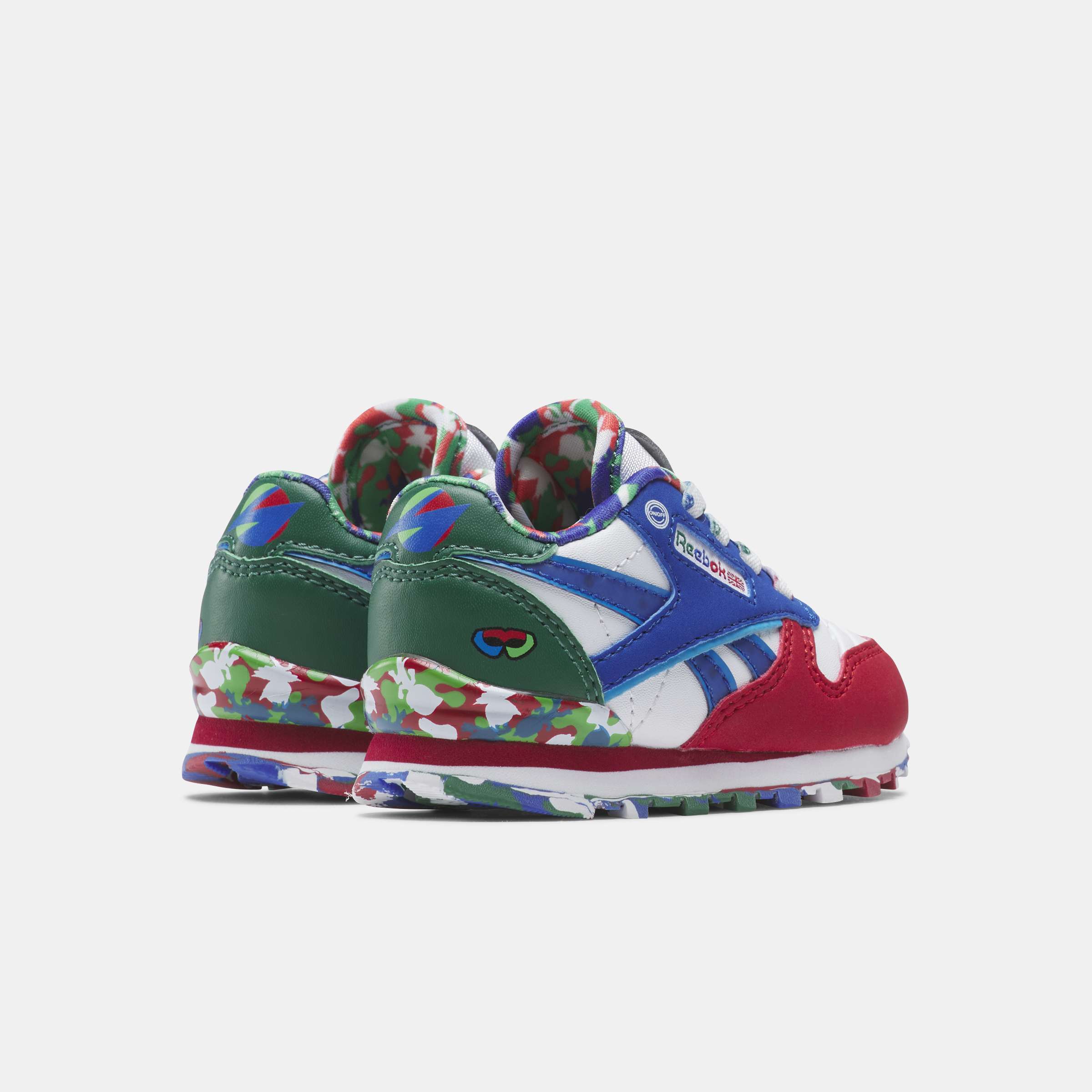 Los tenis Reebok para niños pequeños cuentan con colores y detalles divertidos, y tienen clips en el talón que se iluminan con cada paso. image number 1