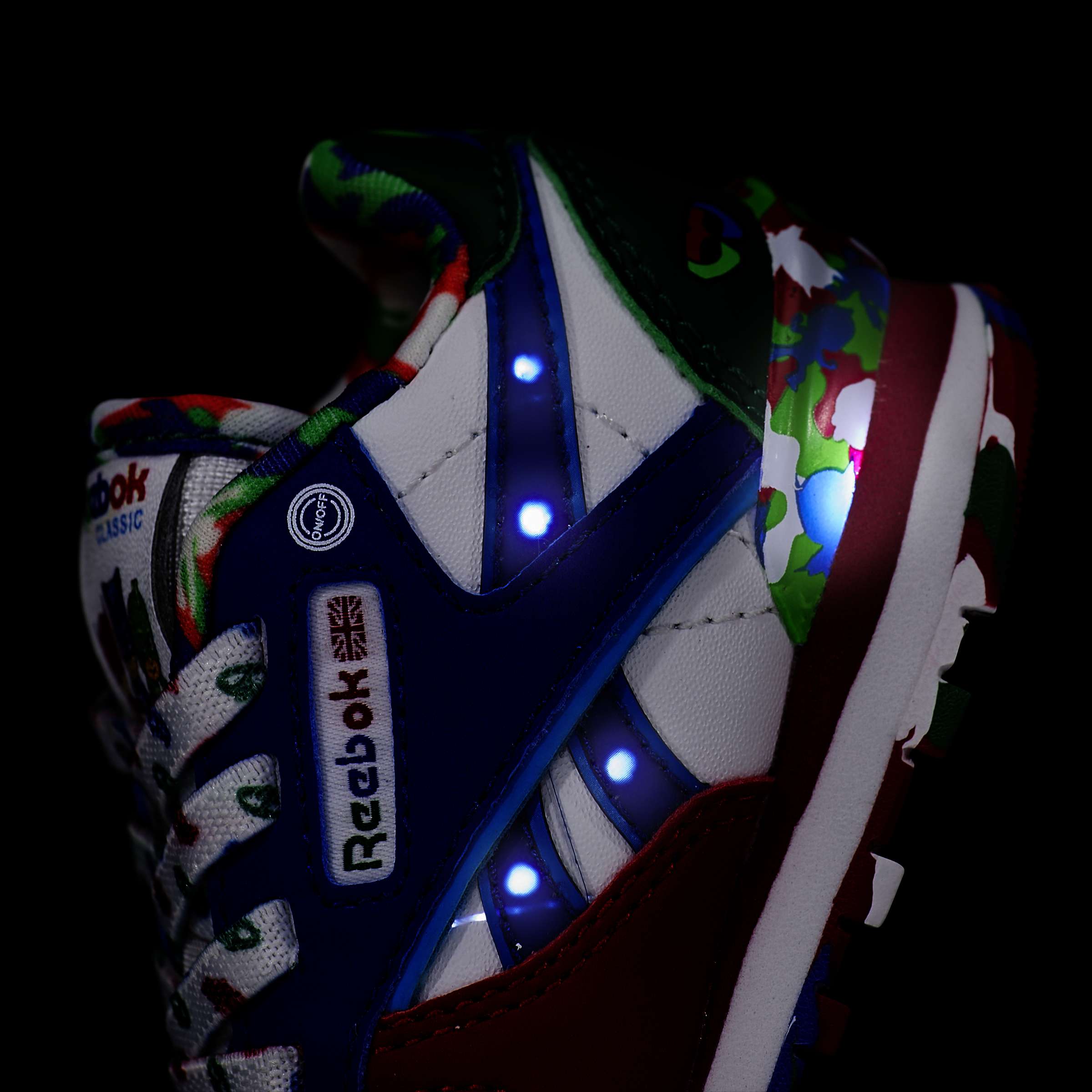 Los tenis Reebok para niños pequeños cuentan con colores y detalles divertidos, y tienen clips en el talón que se iluminan con cada paso. image number 6