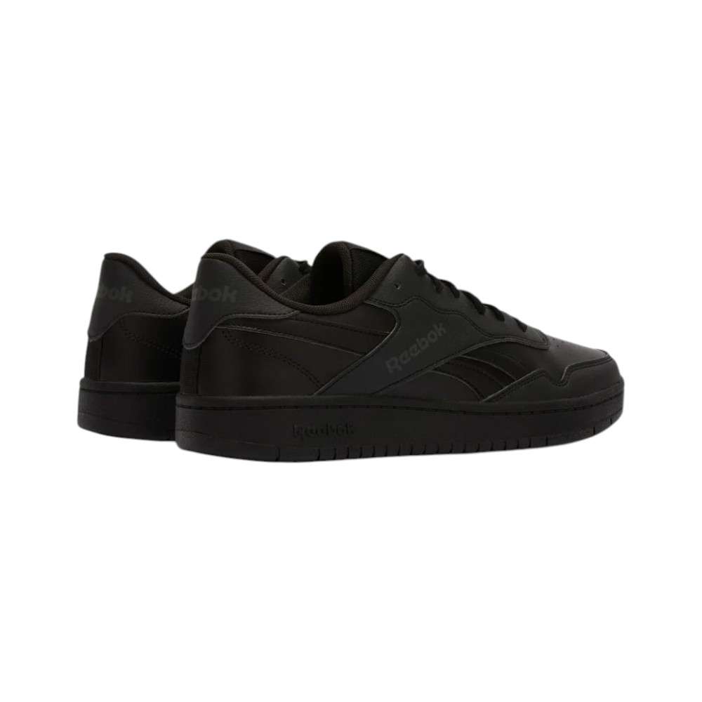 Los tenis Reebok BB1000 combinan un estilo clásico de baloncesto con un diseño funcional para el día a día.