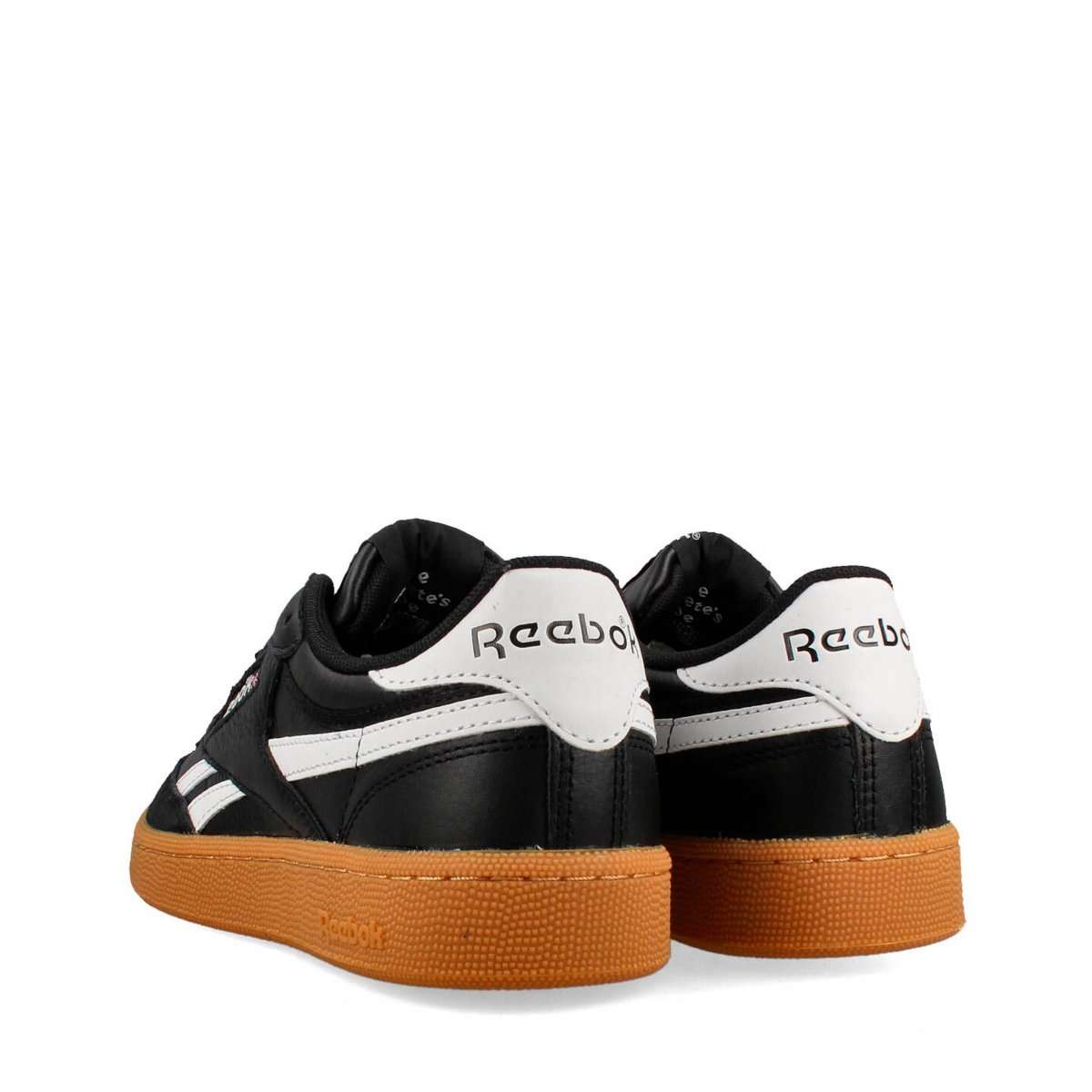 Tenis casuales inspirados en los años 80, con parte superior de cuero suave y rayas laterales de contraste.