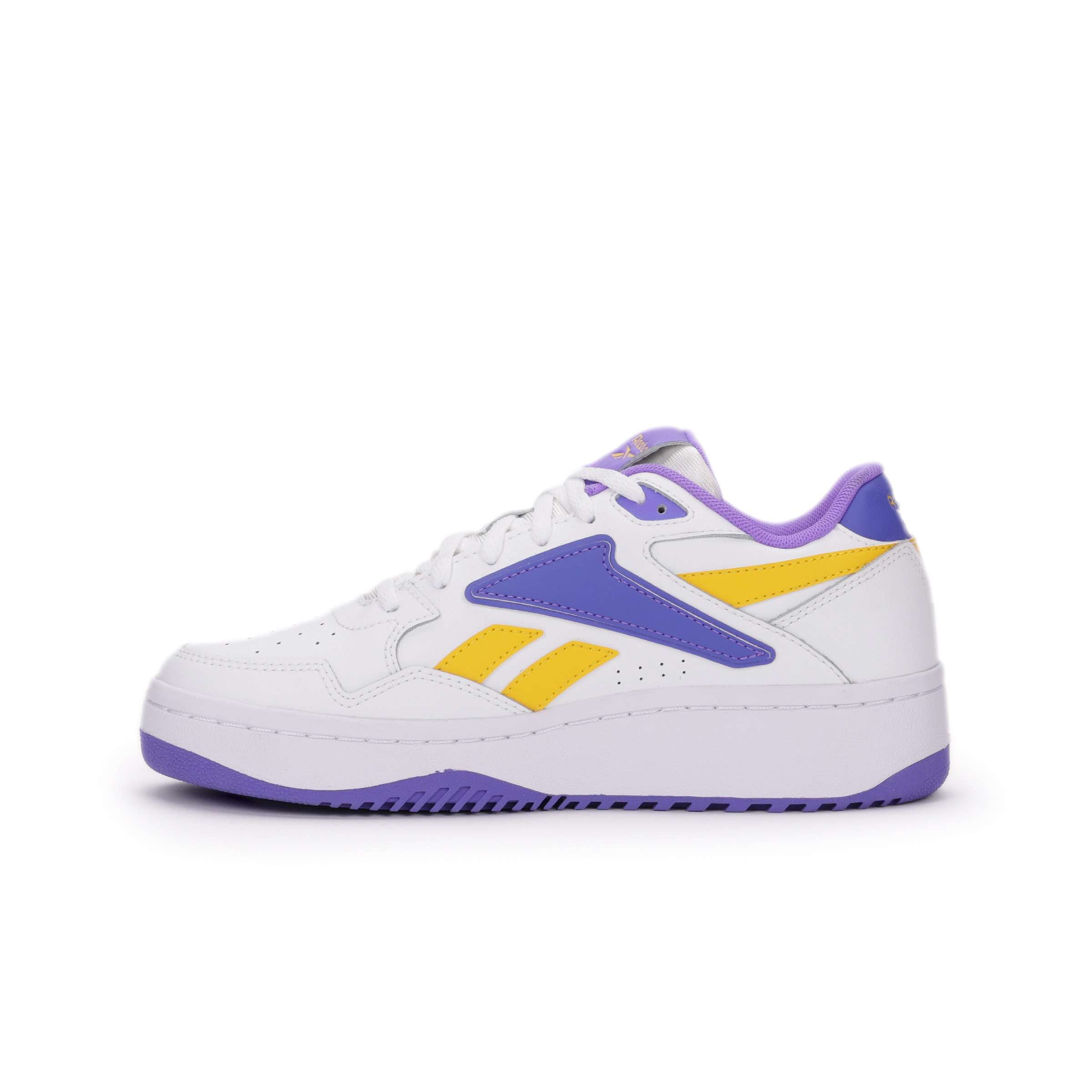 Inspirados en el legado de Reebok de los años 90, reinventan un estilo clásico de baloncesto con una parte superior de cuero suave.