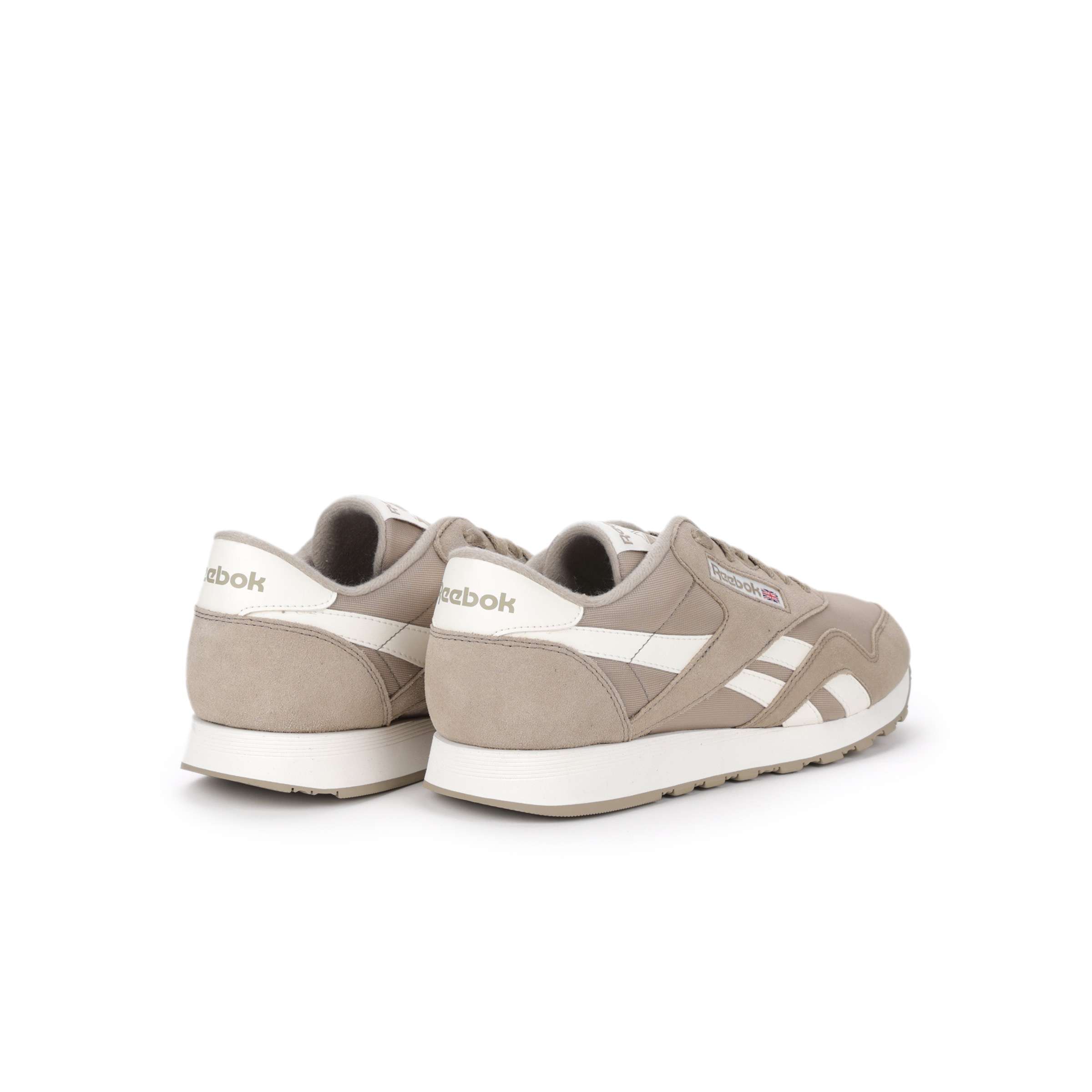 La parte superior posee una mezcla maestra de nylon y suede para un estilo retro lujoso, ¿hace falta decir más? image number 3