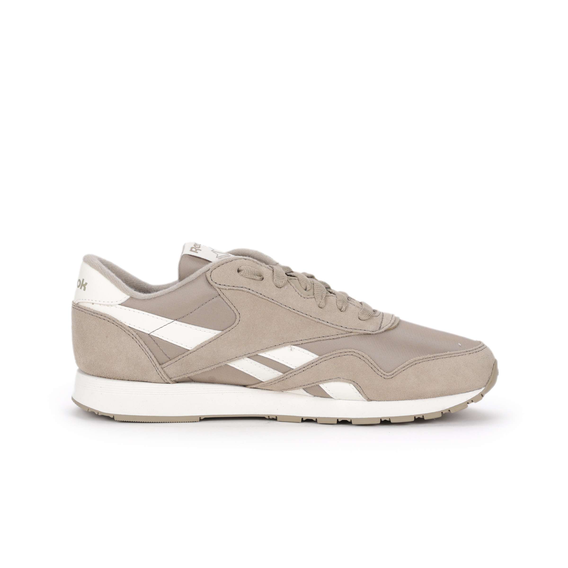 La parte superior posee una mezcla maestra de nylon y suede para un estilo retro lujoso, ¿hace falta decir más? image number 1