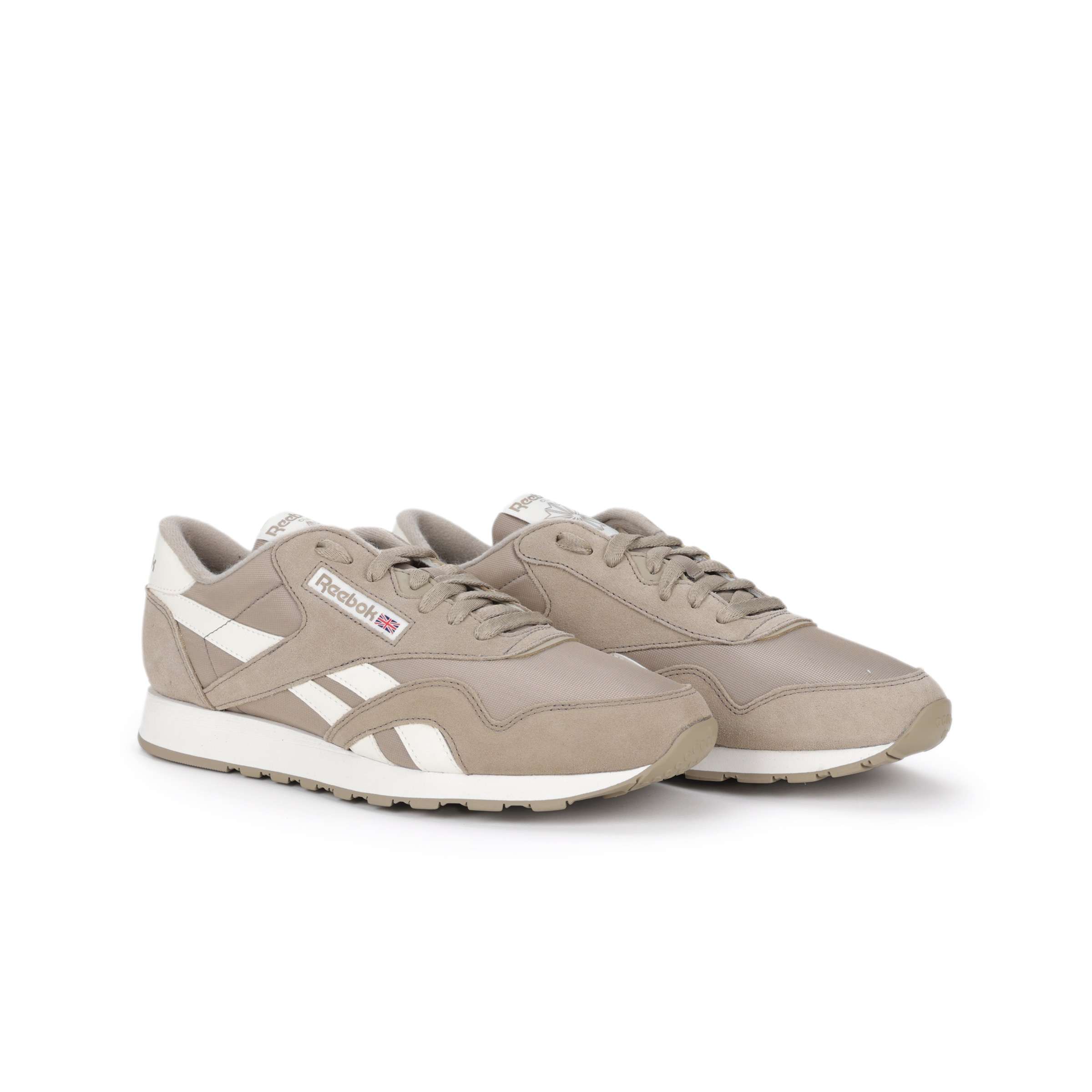 La parte superior posee una mezcla maestra de nylon y suede para un estilo retro lujoso, ¿hace falta decir más? image number 2