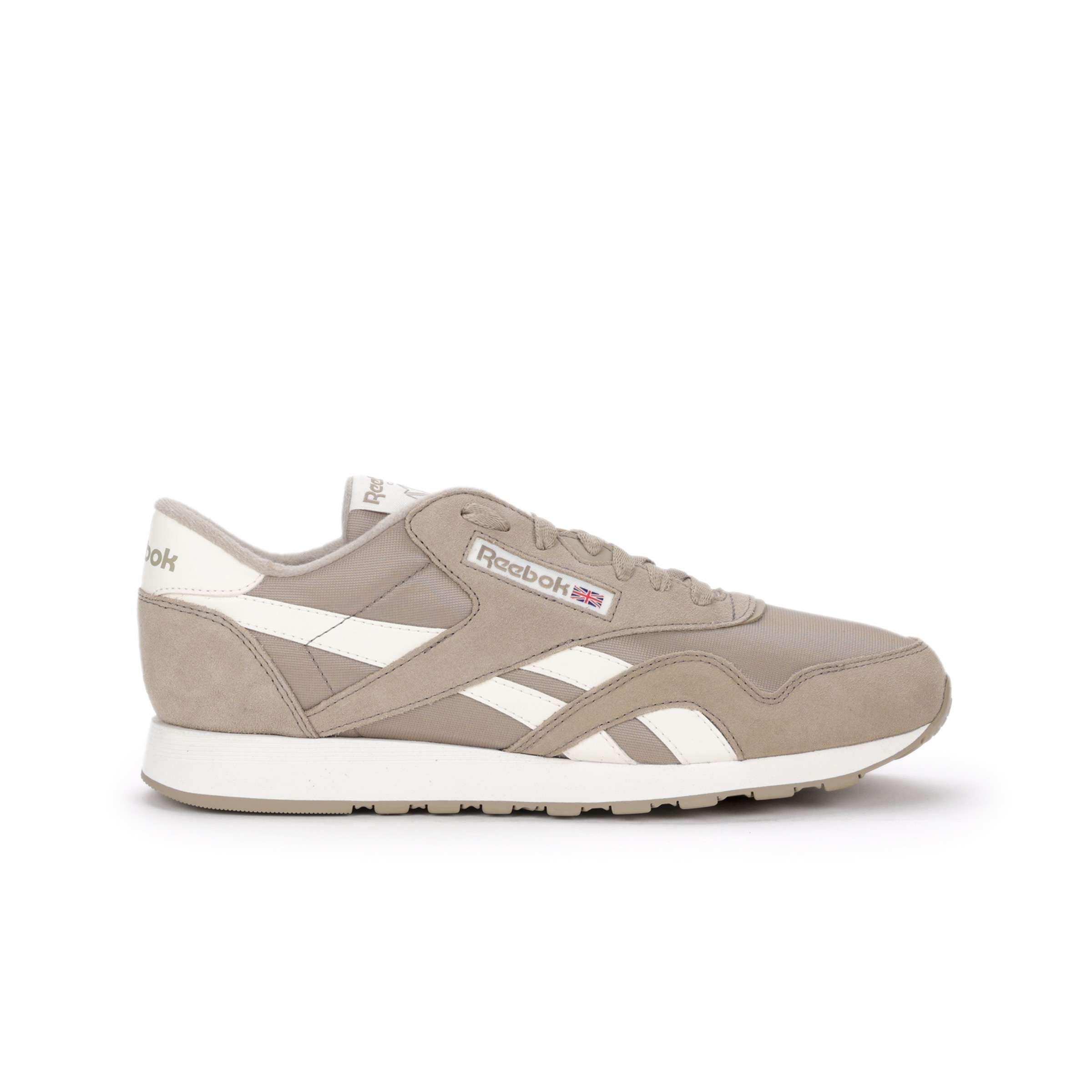 La parte superior posee una mezcla maestra de nylon y suede para un estilo retro lujoso, ¿hace falta decir más? image number 0