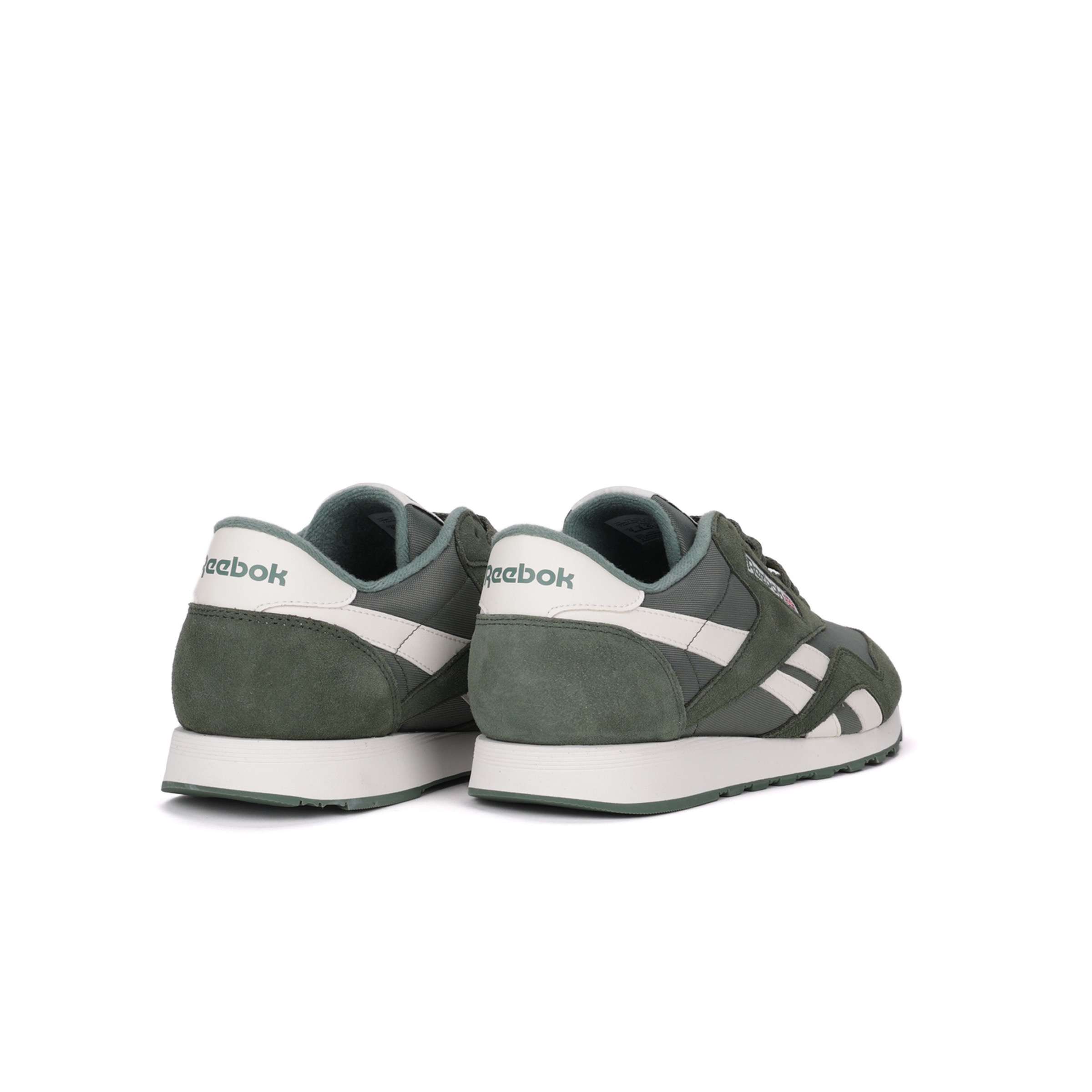 La parte superior posee una mezcla maestra de nylon y suede para un estilo retro lujoso, ¿hace falta decir más? image number 3