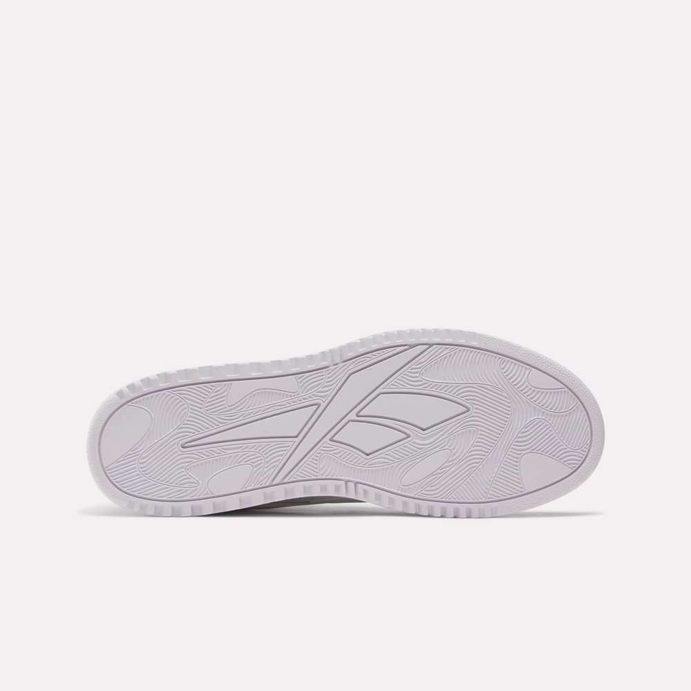 Inspirados en el legado de Reebok de los años 90, reinventan un estilo clásico de baloncesto con una parte superior de cuero suave. image number 4