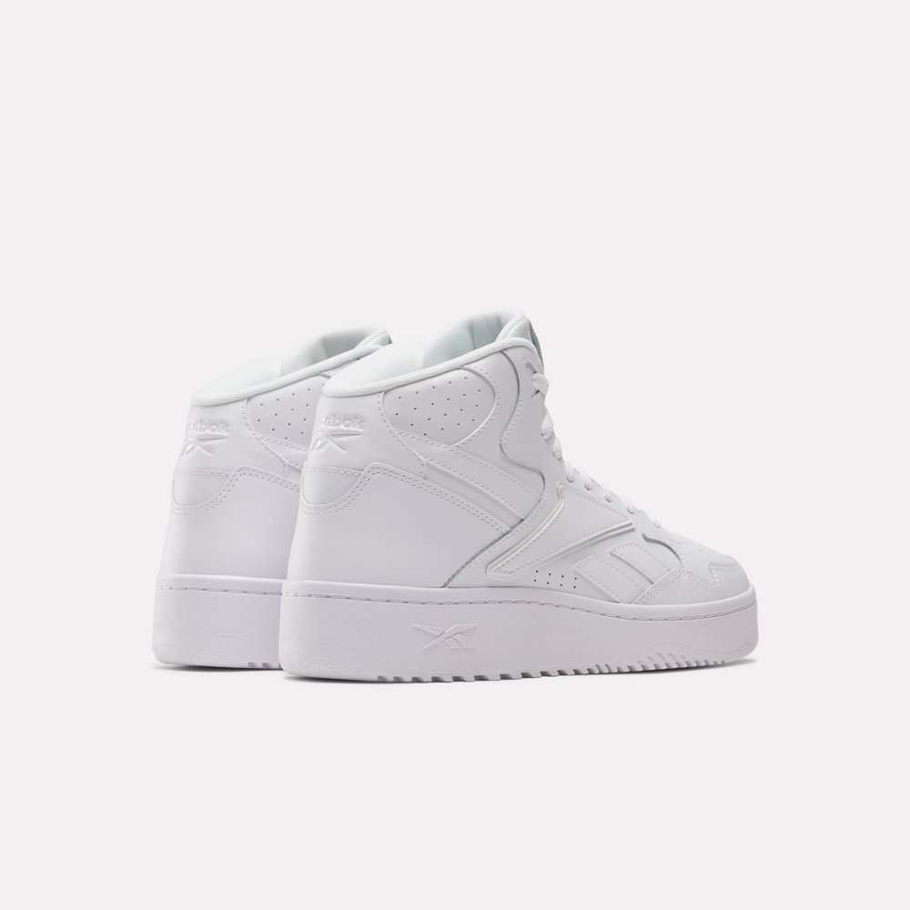 Inspirados en el legado de Reebok de los años 90, reinventan un estilo clásico de baloncesto con una parte superior de cuero suave.