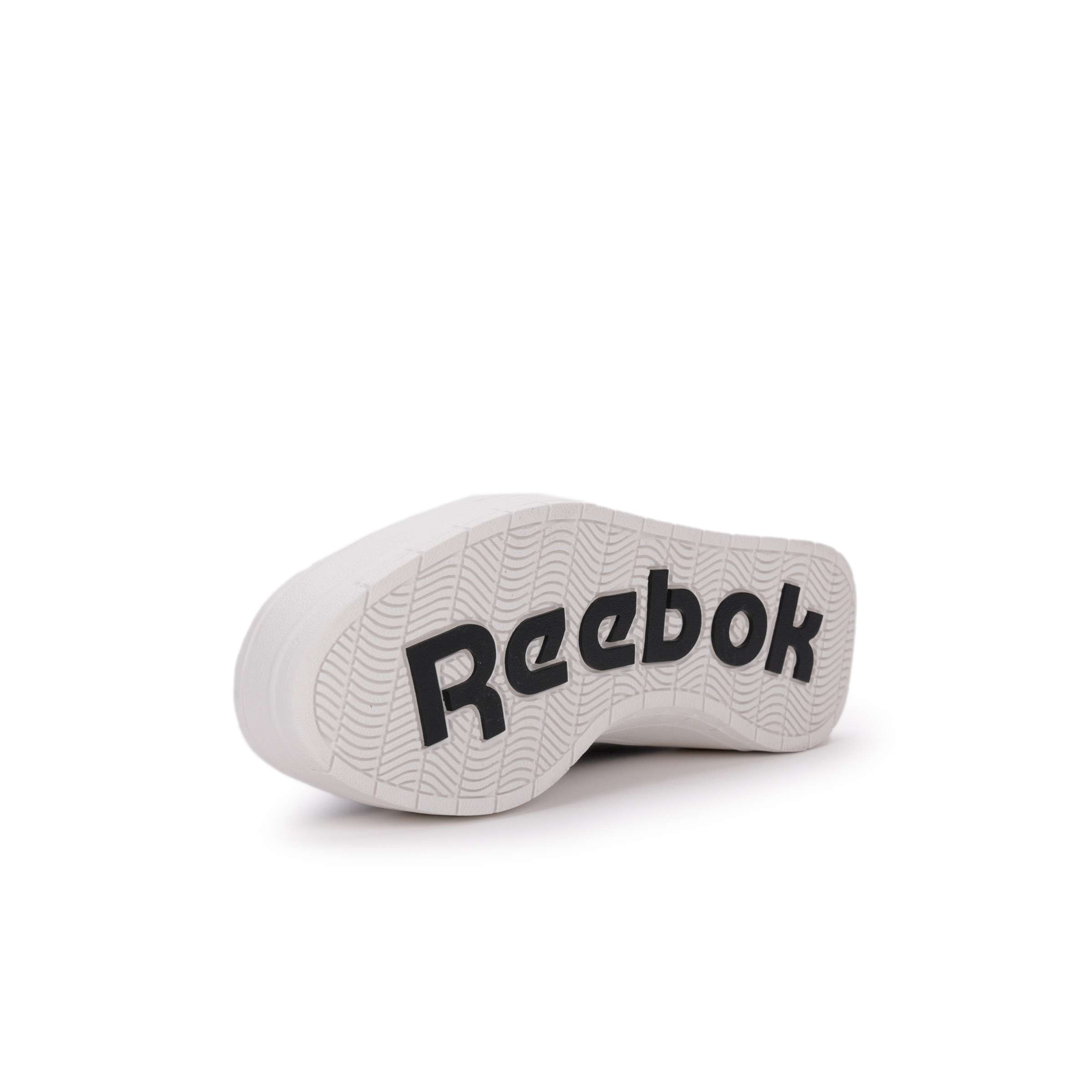 El estilo Reebok que te encanta en una silueta clásica de tenis vintage que se puede usar de manera elegante o informal. image number 4