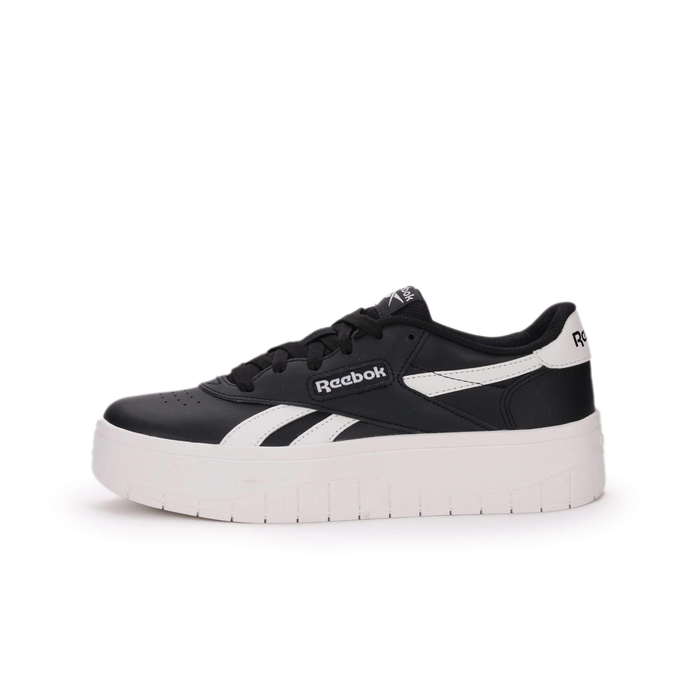 El estilo Reebok que te encanta en una silueta clásica de tenis vintage que se puede usar de manera elegante o informal. image number 3