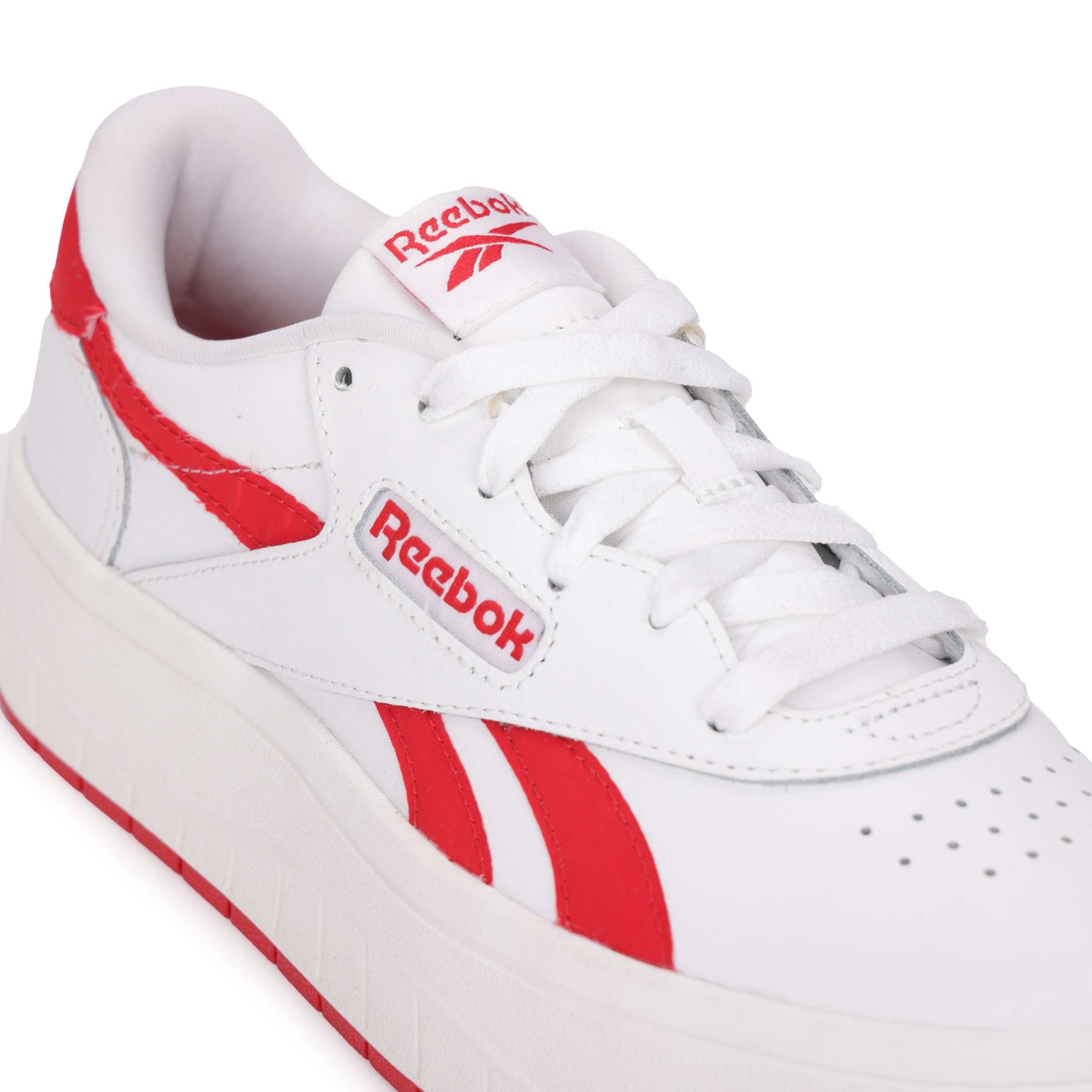 El estilo Reebok que te encanta en una silueta clásica de tenis vintage que se puede usar de manera elegante o informal. image number 6