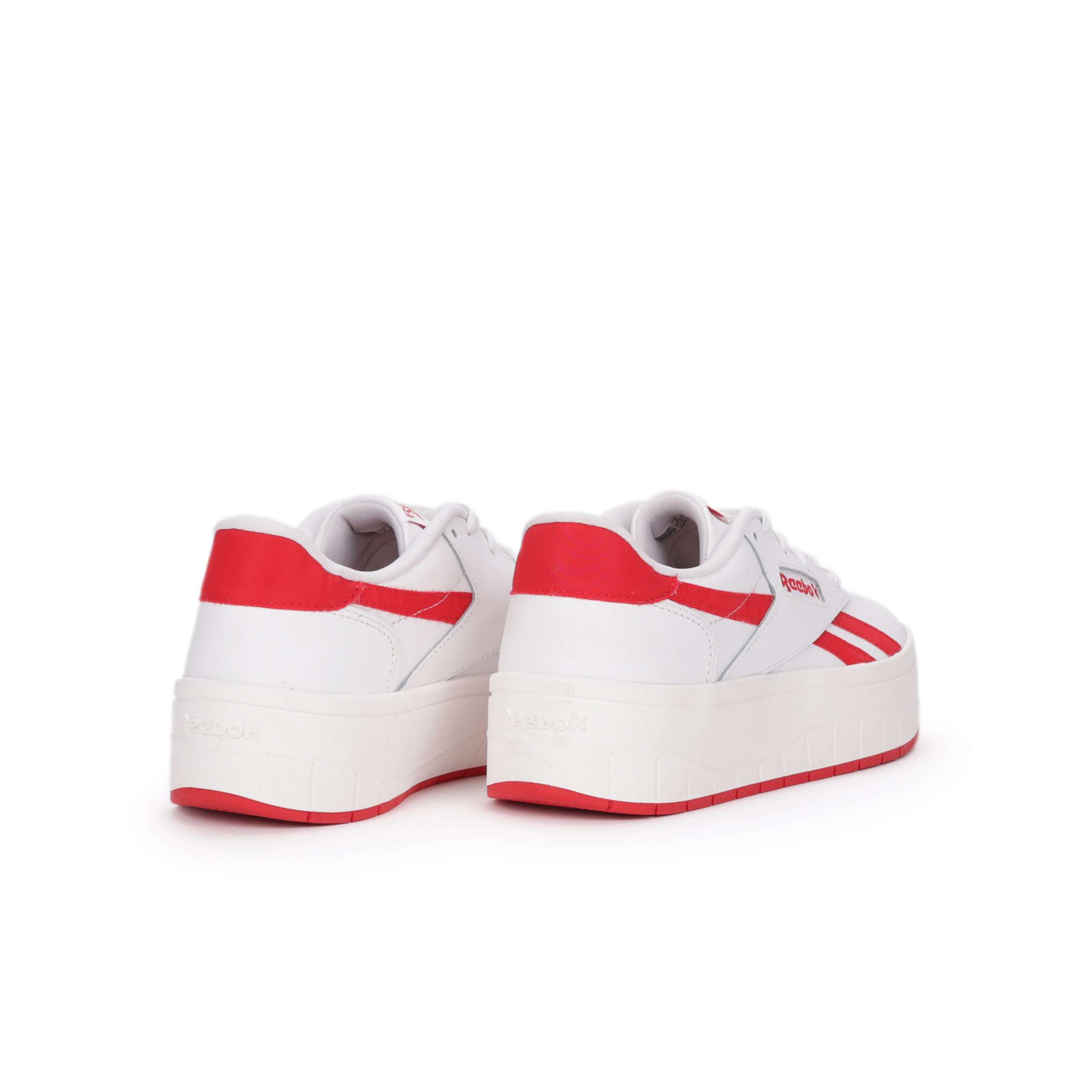 El estilo Reebok que te encanta en una silueta clásica de tenis vintage que se puede usar de manera elegante o informal. image number 3