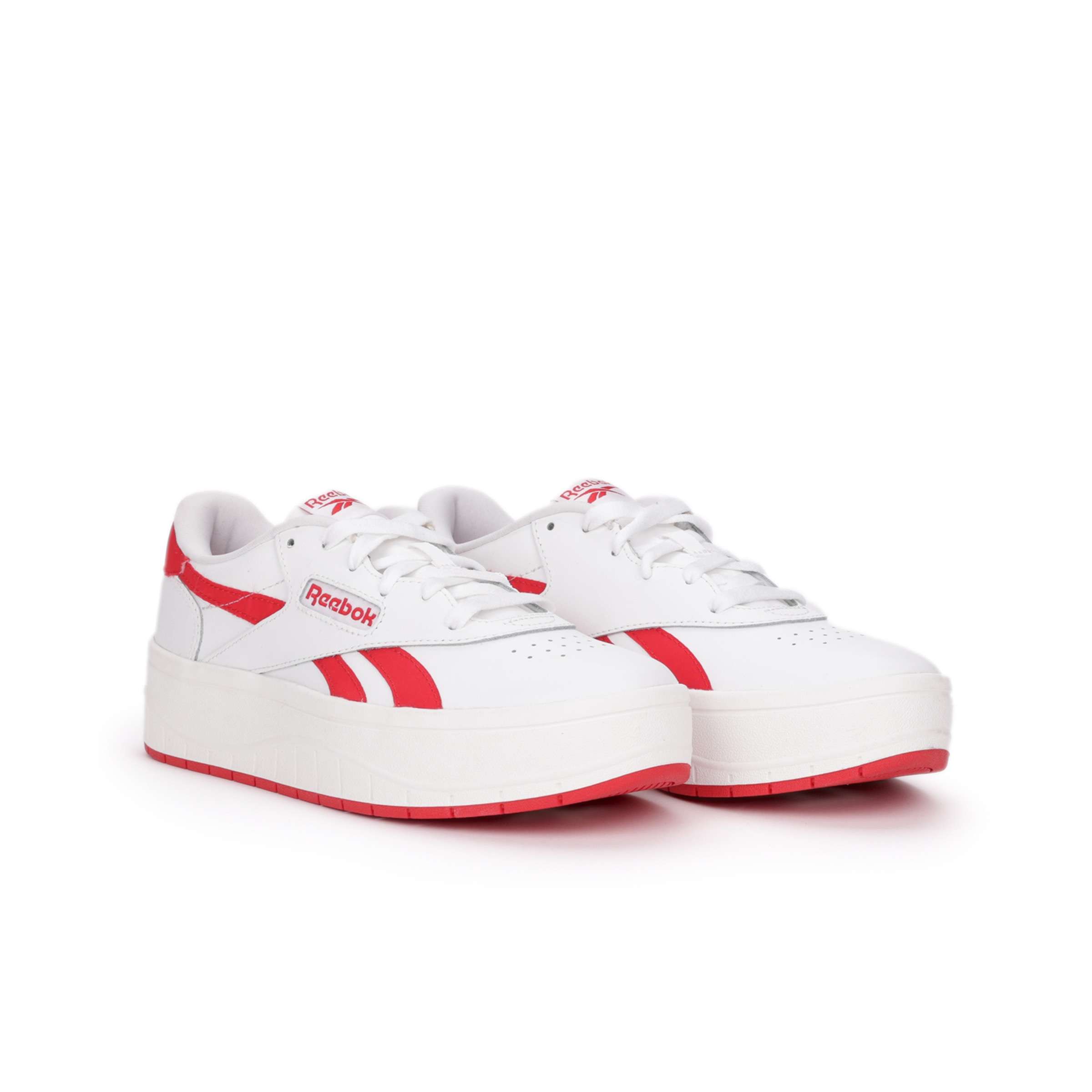 El estilo Reebok que te encanta en una silueta clásica de tenis vintage que se puede usar de manera elegante o informal. image number 2