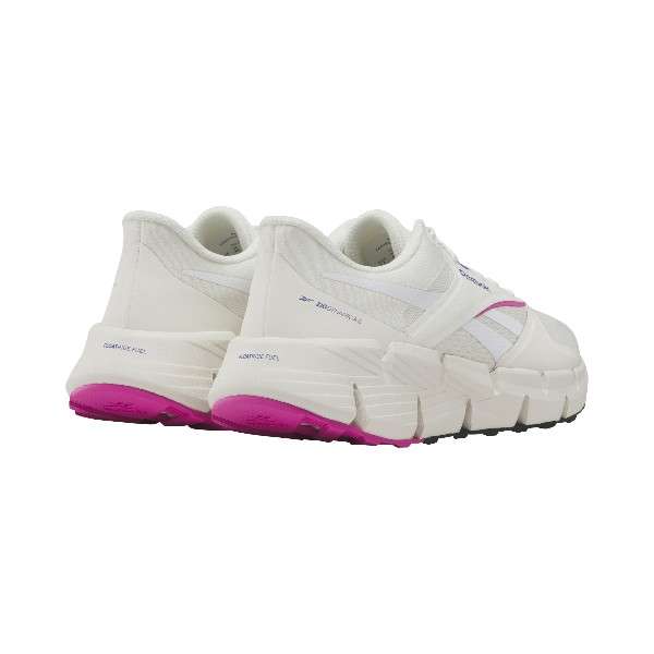 No te conformes con tenis aburridos; elige los tenis con la icónica entresuela Reebok Zig ofrecen un diseño robusto que realzará tu estilo.