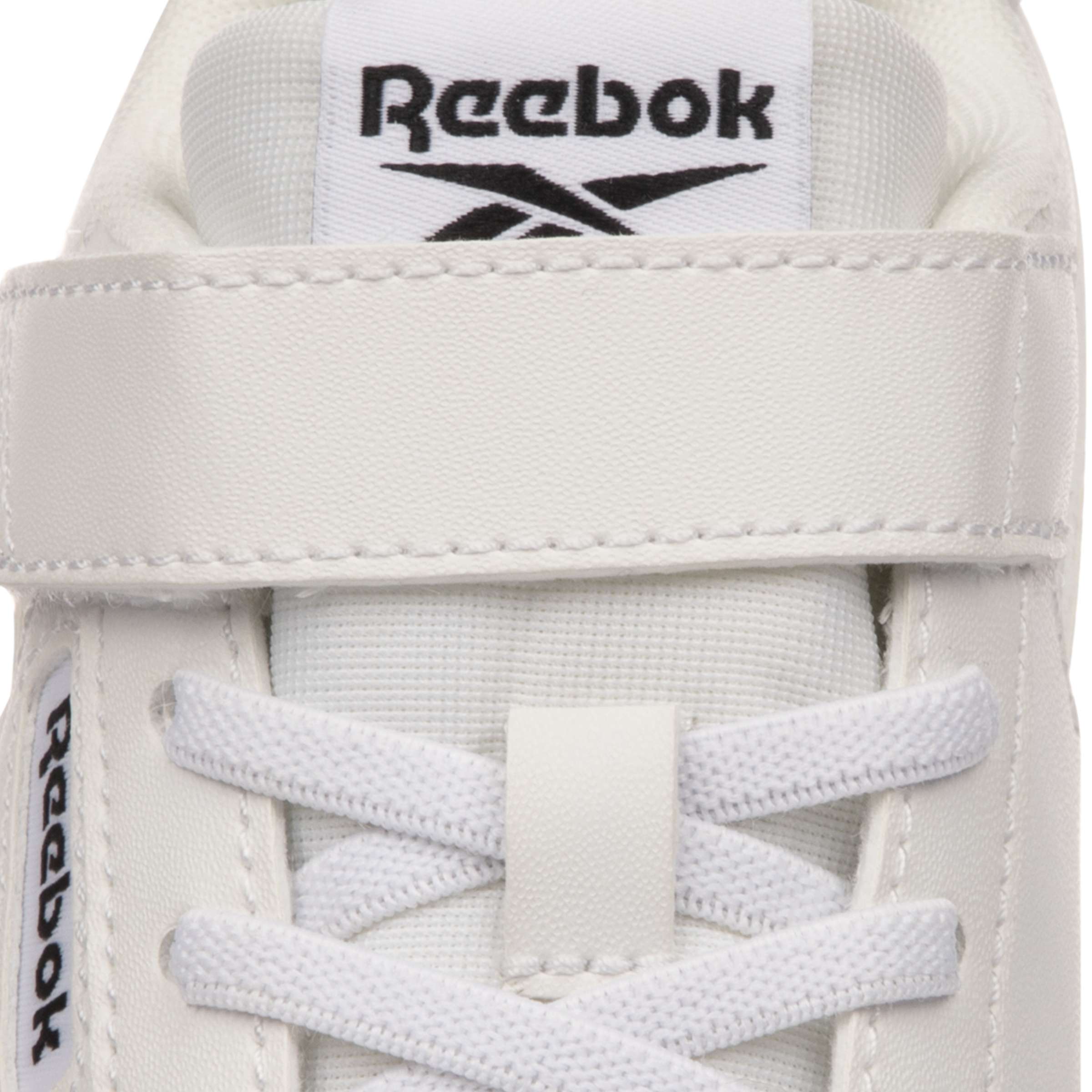 El estilo Reebok que te encanta en una silueta clásica de tenis vintage que se puede usar de manera elegante o informal. image number 6