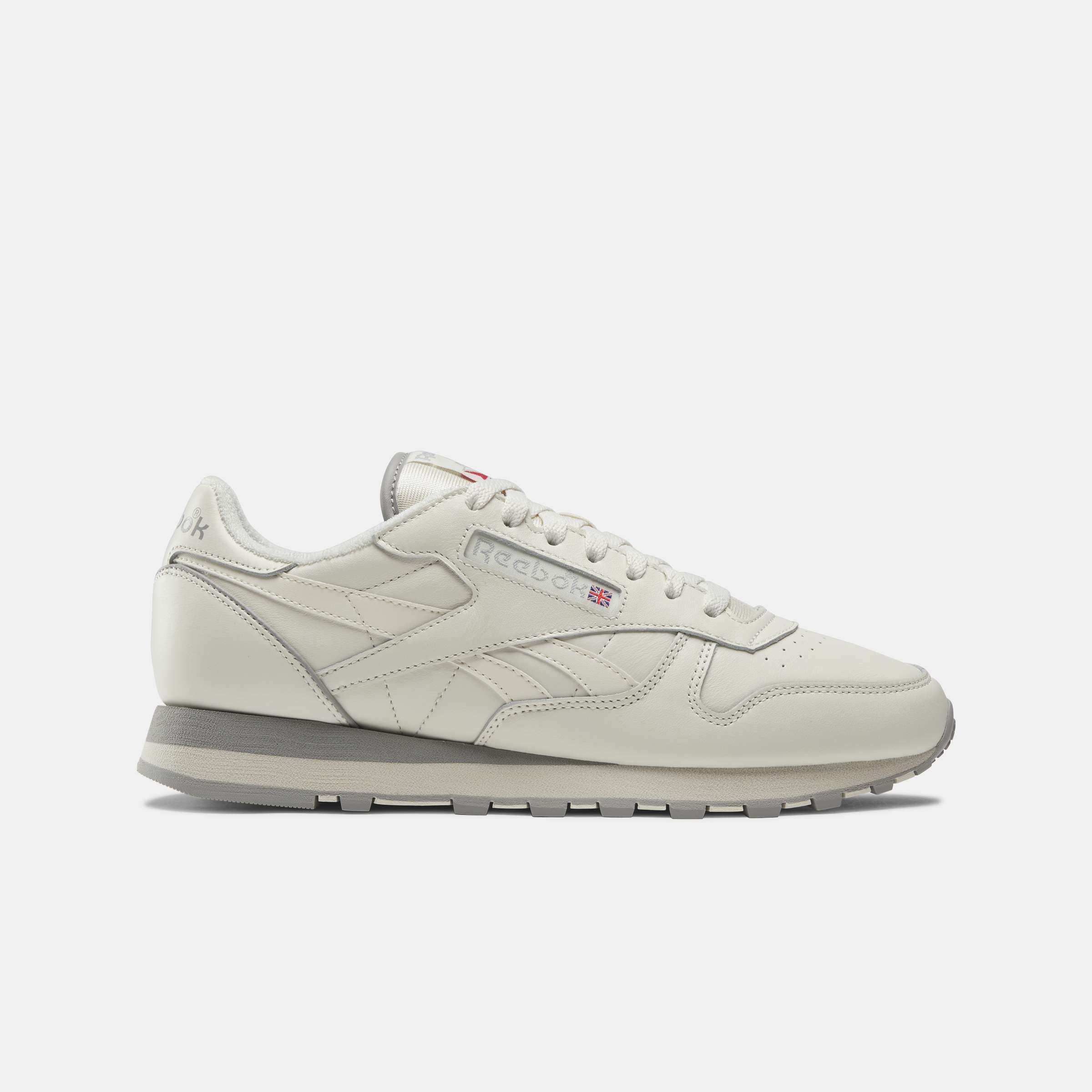 Hemos recreado con precisión estos tenis de cuero Reebok Classic de la vieja escuela solo para ti, descubre todos sus detalles. image number 0