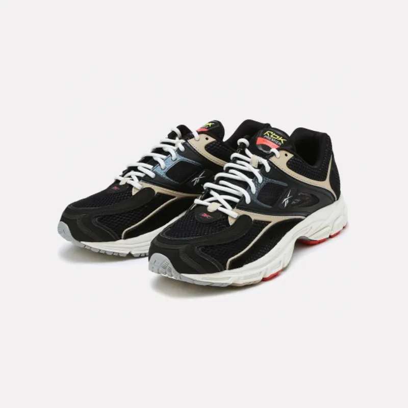 Los tenis Premier Trinity KFS incorporan un sistema de ajuste cinético que proporciona soporte y flexibilidad.
