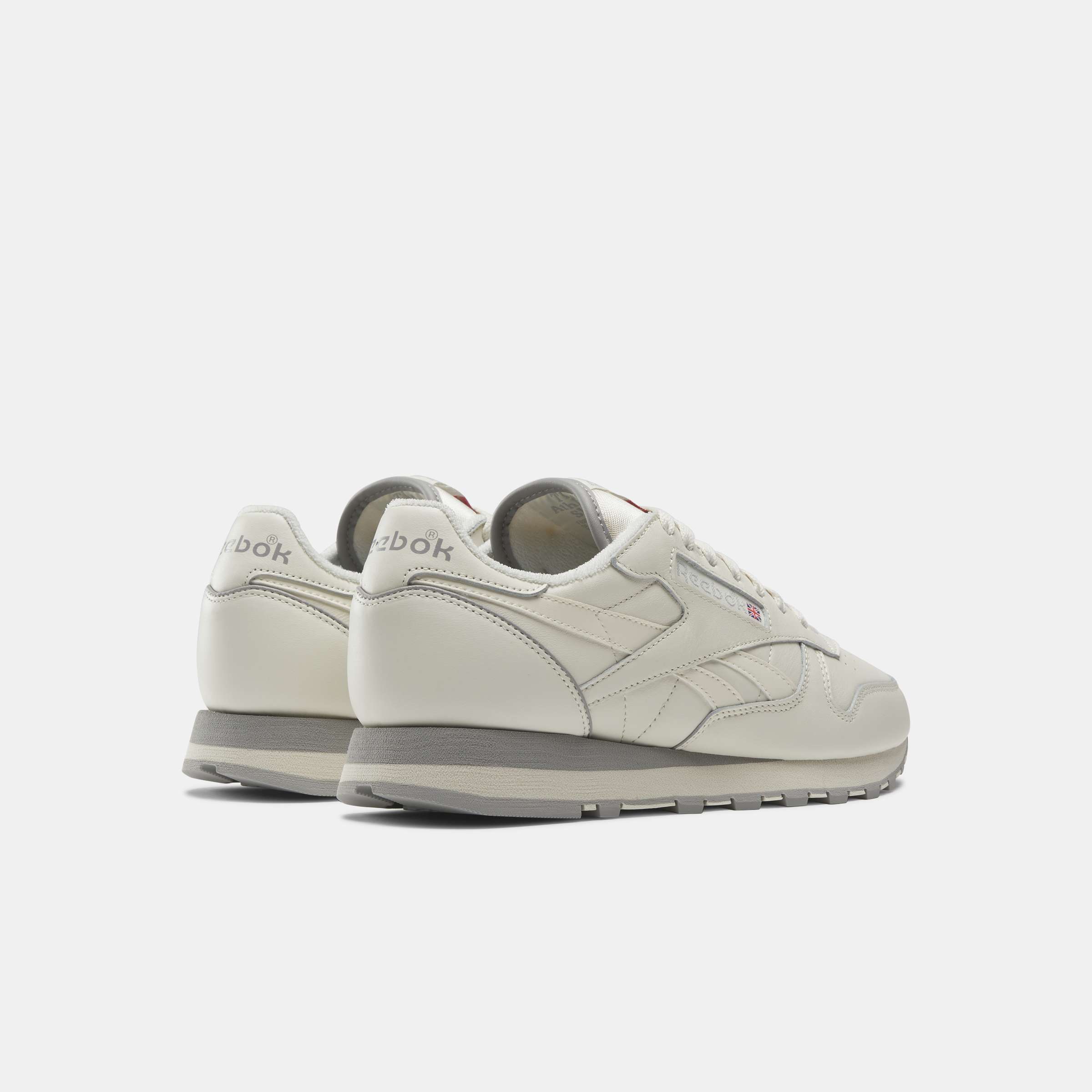 Hemos recreado con precisión estos tenis de cuero Reebok Classic de la vieja escuela solo para ti, descubre todos sus detalles. image number 1