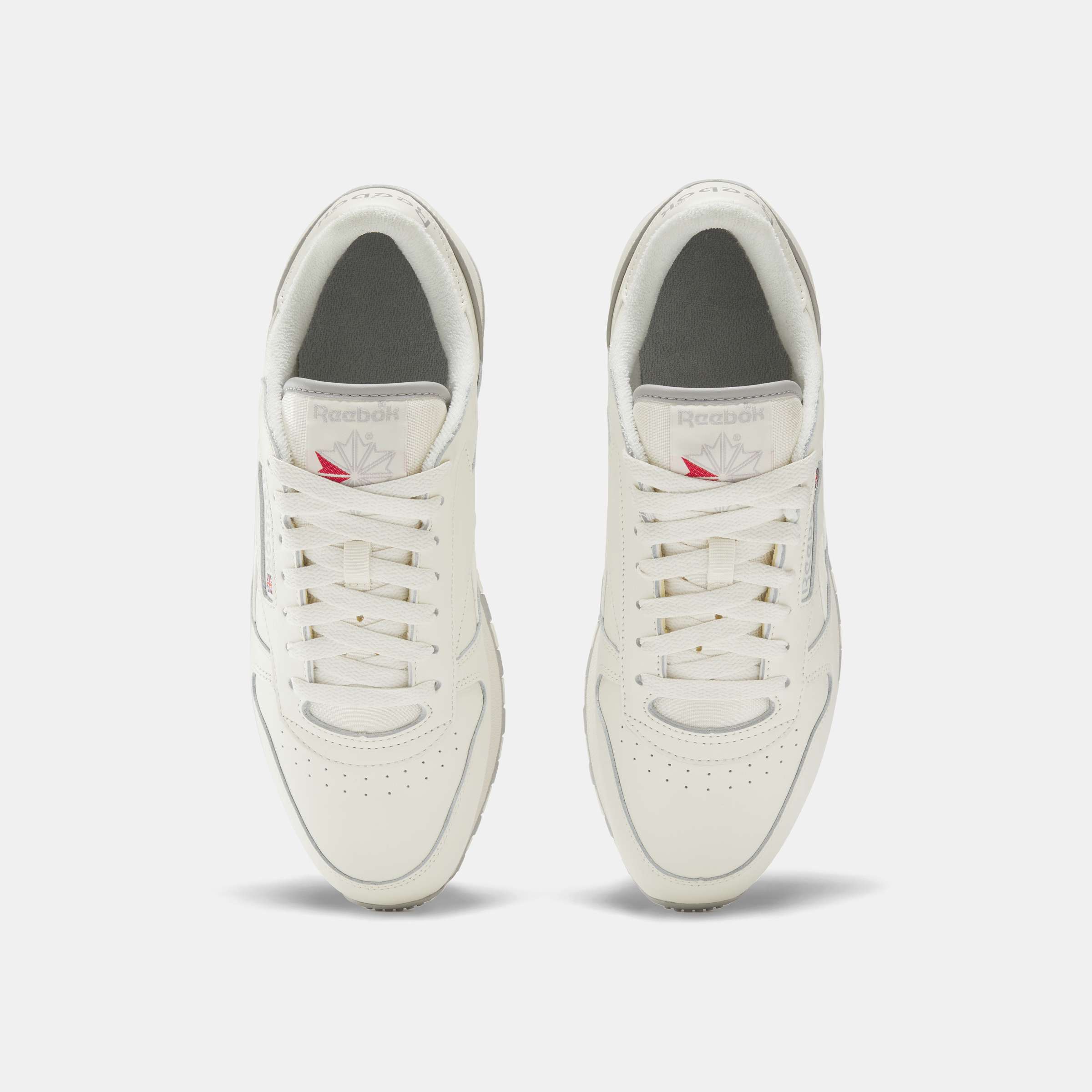 Hemos recreado con precisión estos tenis de cuero Reebok Classic de la vieja escuela solo para ti, descubre todos sus detalles. image number 3