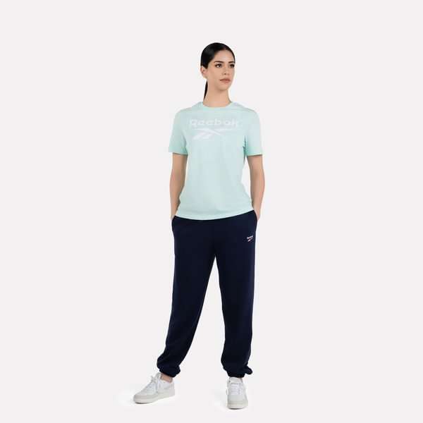 Playera Classics Identity image number 3