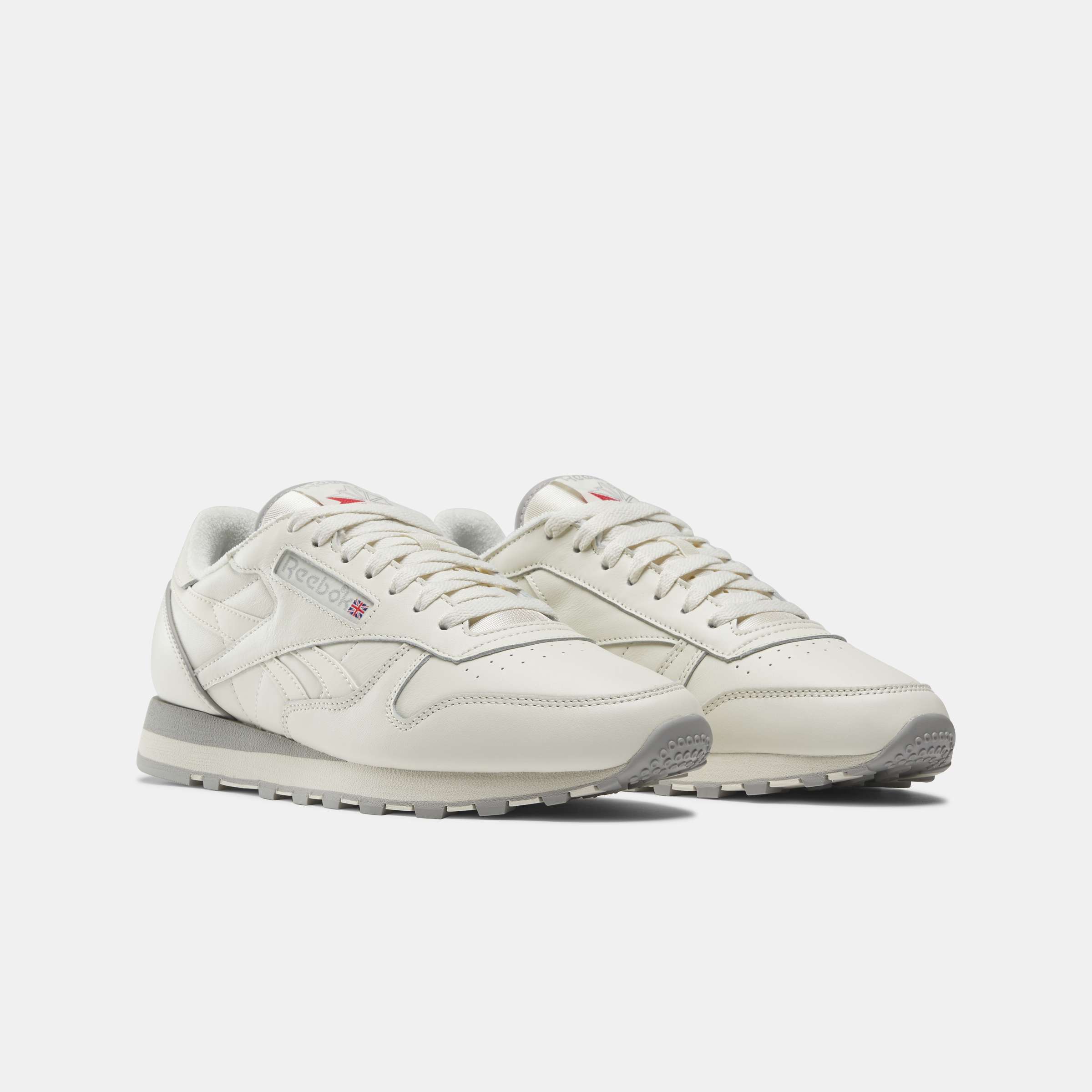 Hemos recreado con precisión estos tenis de cuero Reebok Classic de la vieja escuela solo para ti, descubre todos sus detalles. image number 2