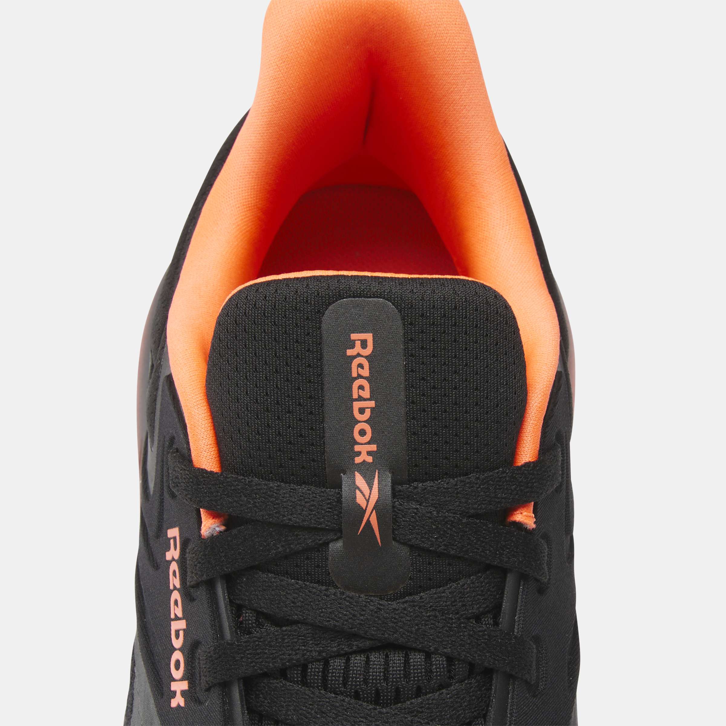 Combina la apariencia de un calzado para correr con características de entrenamiento, ofreciendo flexibilidad para diferentes ejercicios. image number 6