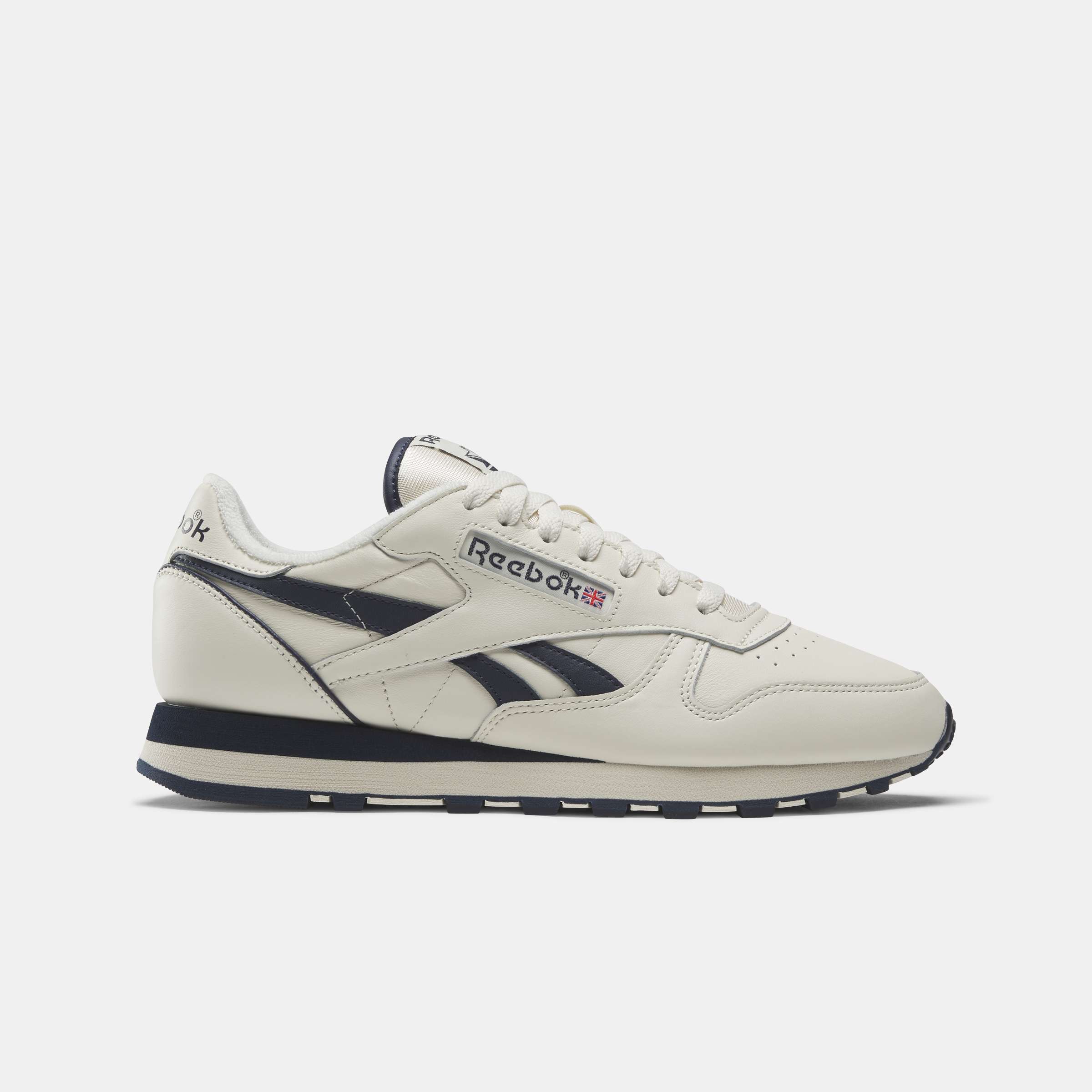 Hemos recreado con precisión estos tenis de cuero Reebok Classic de la vieja escuela solo para ti, descubre todos sus detalles. image number 0