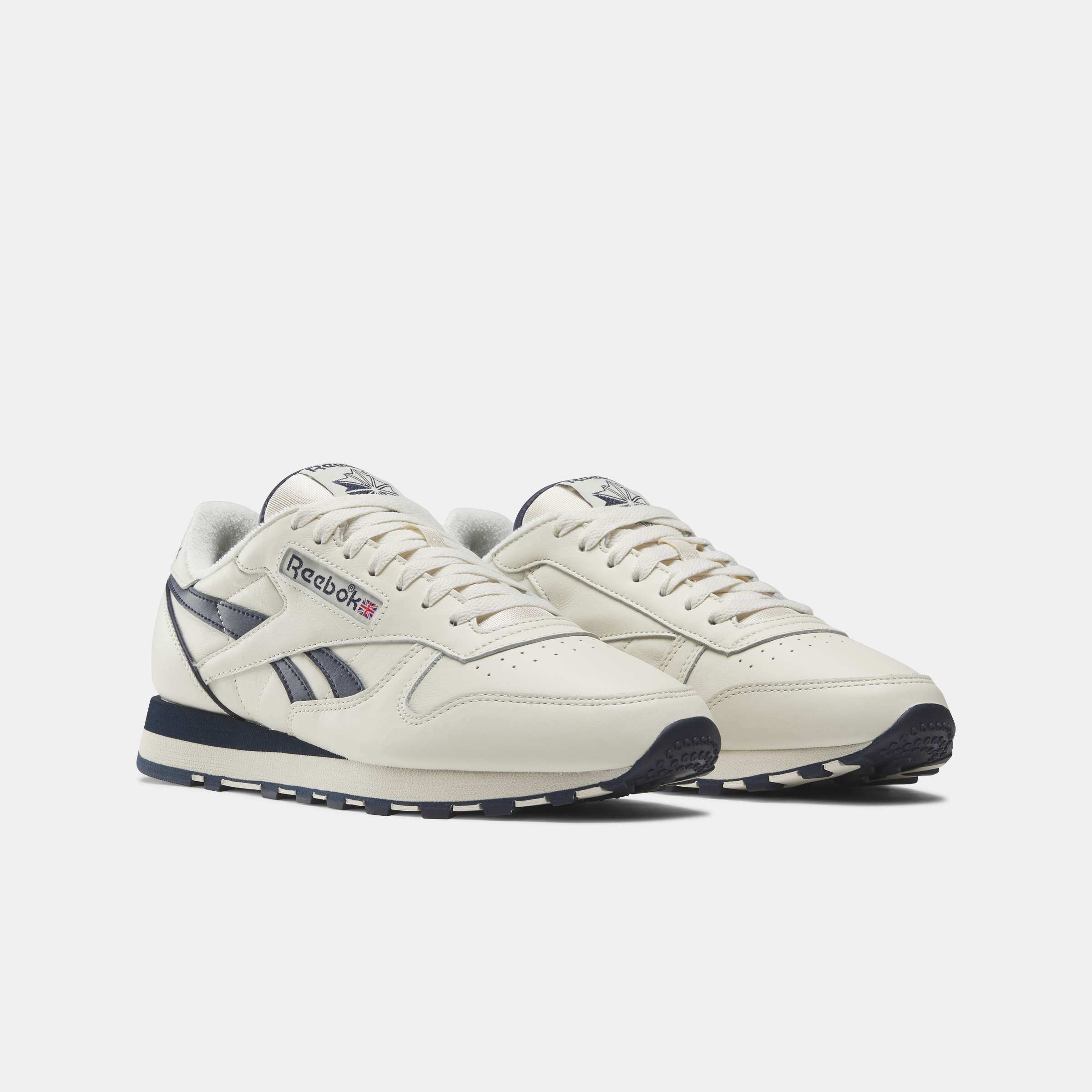Hemos recreado con precisión estos tenis de cuero Reebok Classic de la vieja escuela solo para ti, descubre todos sus detalles. image number 2