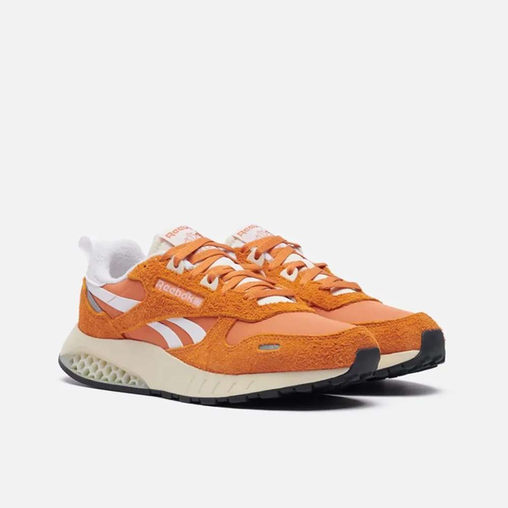 Estos tenis de cuero clásico, mejorados con Hexalite, ofrecen una sensación futurista con su amortiguación en forma de panal. image number 2