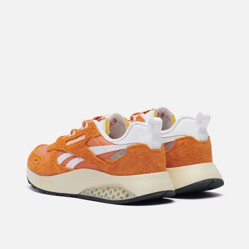 Estos tenis de cuero clásico, mejorados con Hexalite, ofrecen una sensación futurista con su amortiguación en forma de panal. image number 1