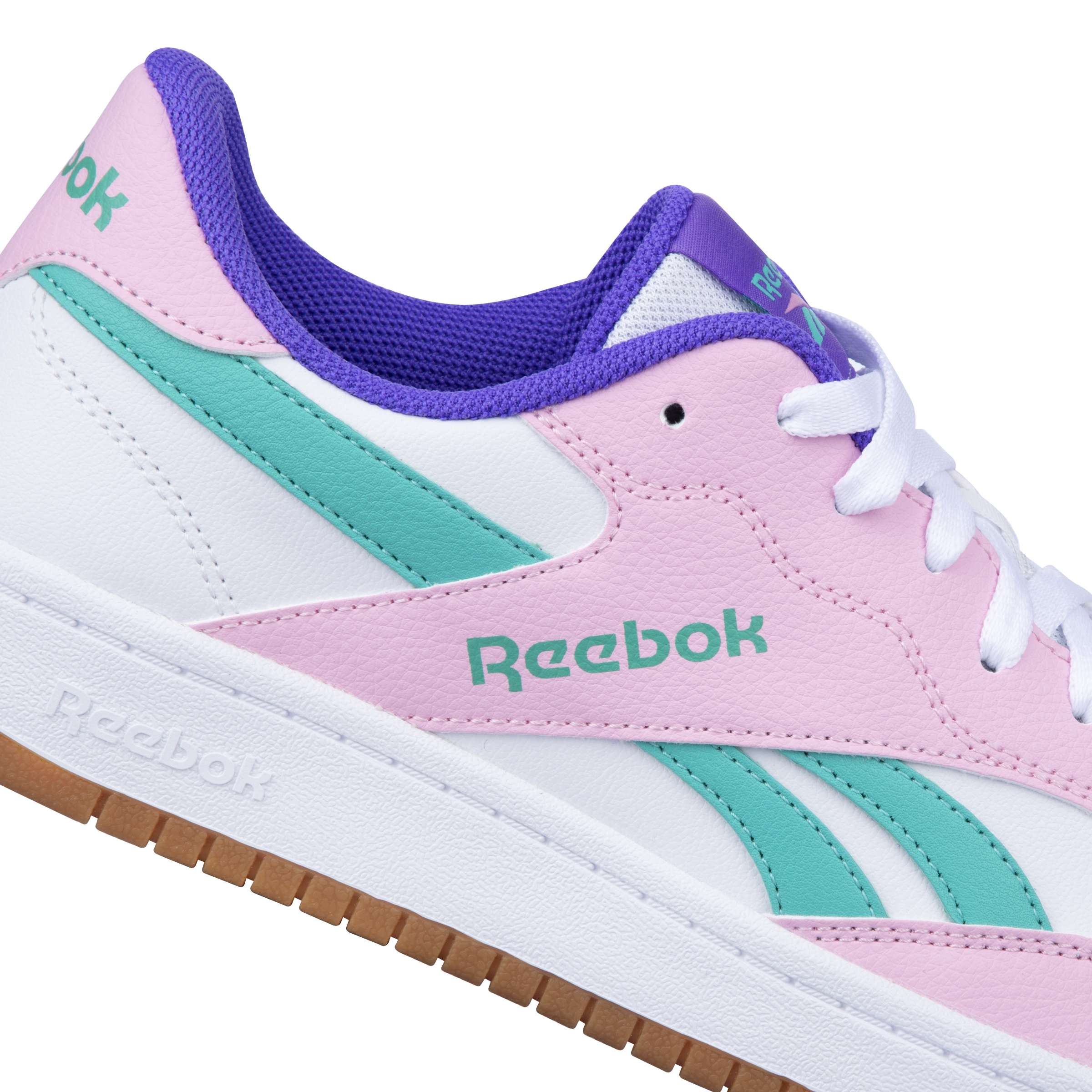 Los tenis Reebok BB1000 combinan un estilo clásico de baloncesto con un diseño funcional para el día a día. image number 6