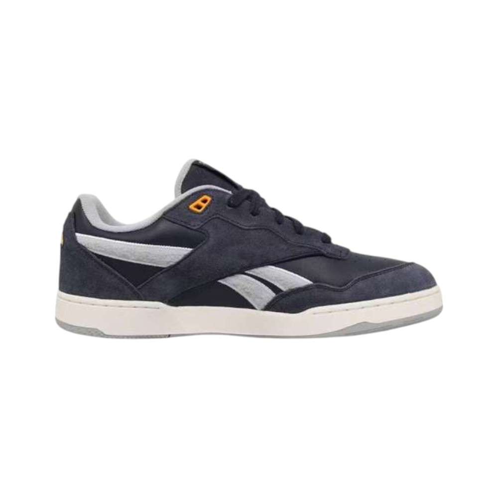 Siéntete como si hubieras encontrado un par de tenis Reebok antiguos en el sótano de alguien. Esa es la vibra de tus próximos BB 4000 II. image number 0