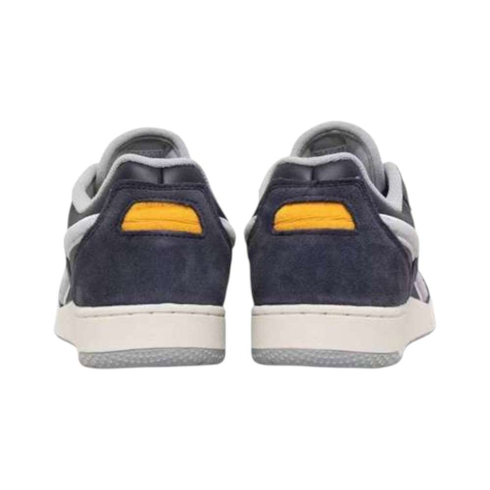 Siéntete como si hubieras encontrado un par de tenis Reebok antiguos en el sótano de alguien. Esa es la vibra de tus próximos BB 4000 II. image number 2
