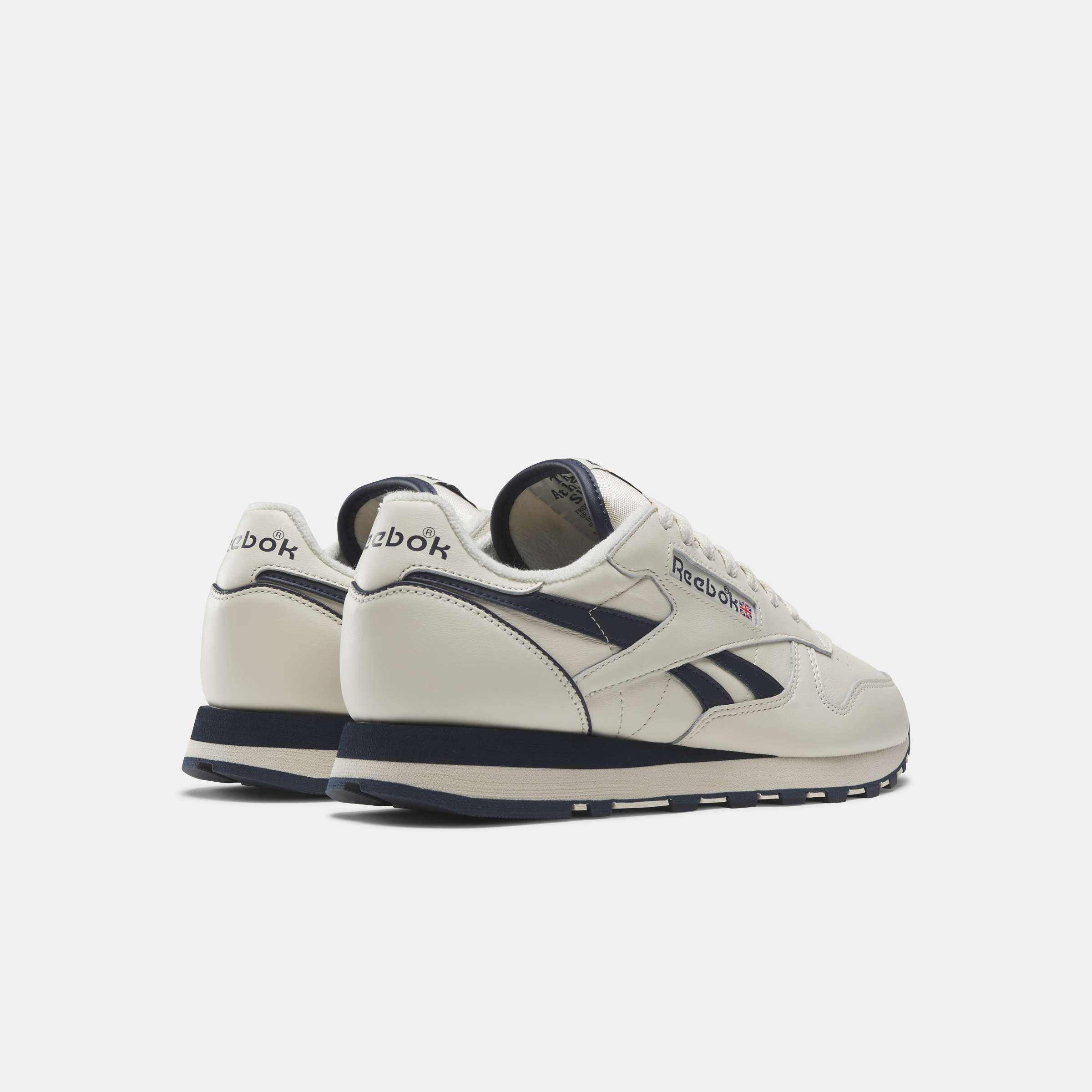 Hemos recreado con precisión estos tenis de cuero Reebok Classic de la vieja escuela solo para ti, descubre todos sus detalles. image number 1