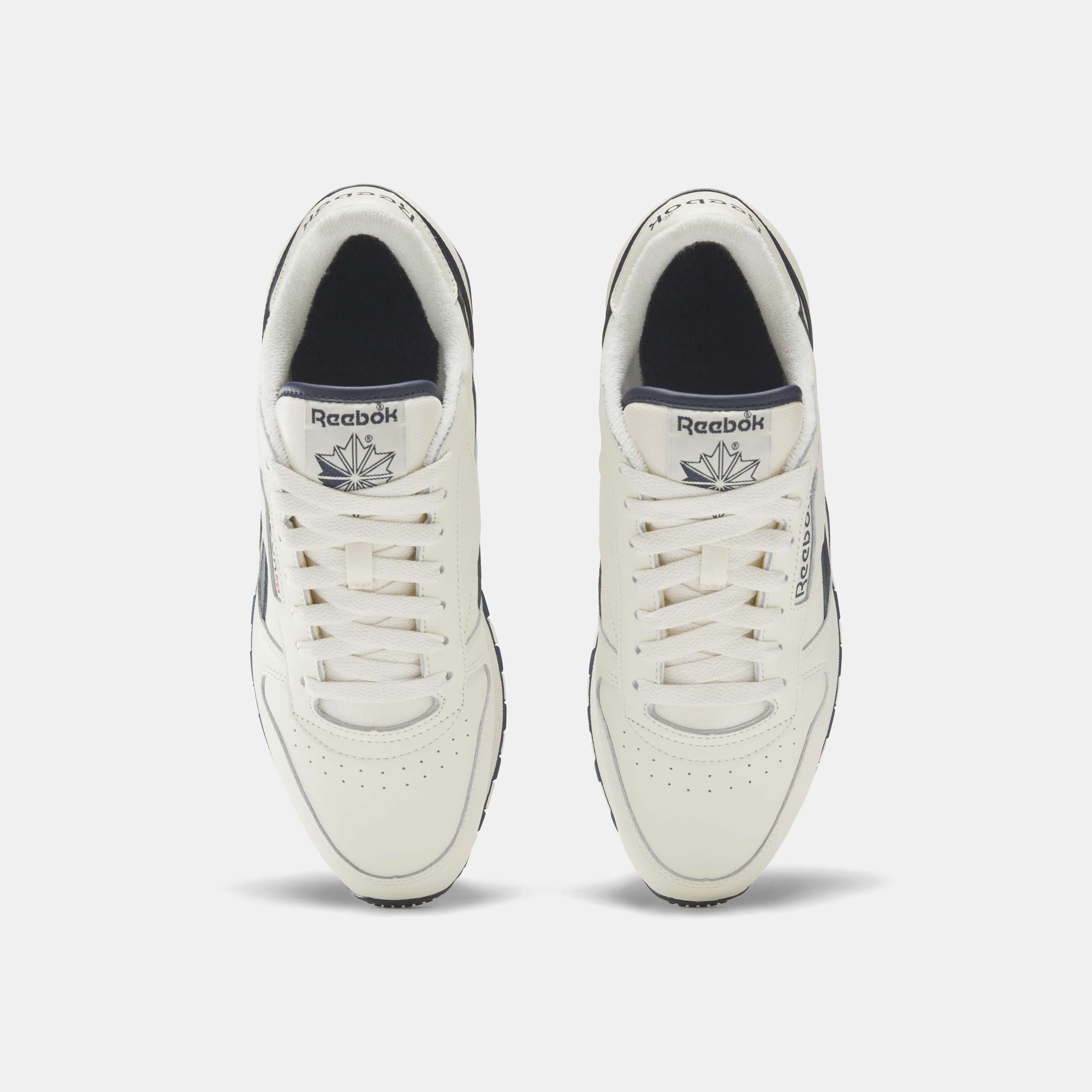 Hemos recreado con precisión estos tenis de cuero Reebok Classic de la vieja escuela solo para ti, descubre todos sus detalles. image number 3