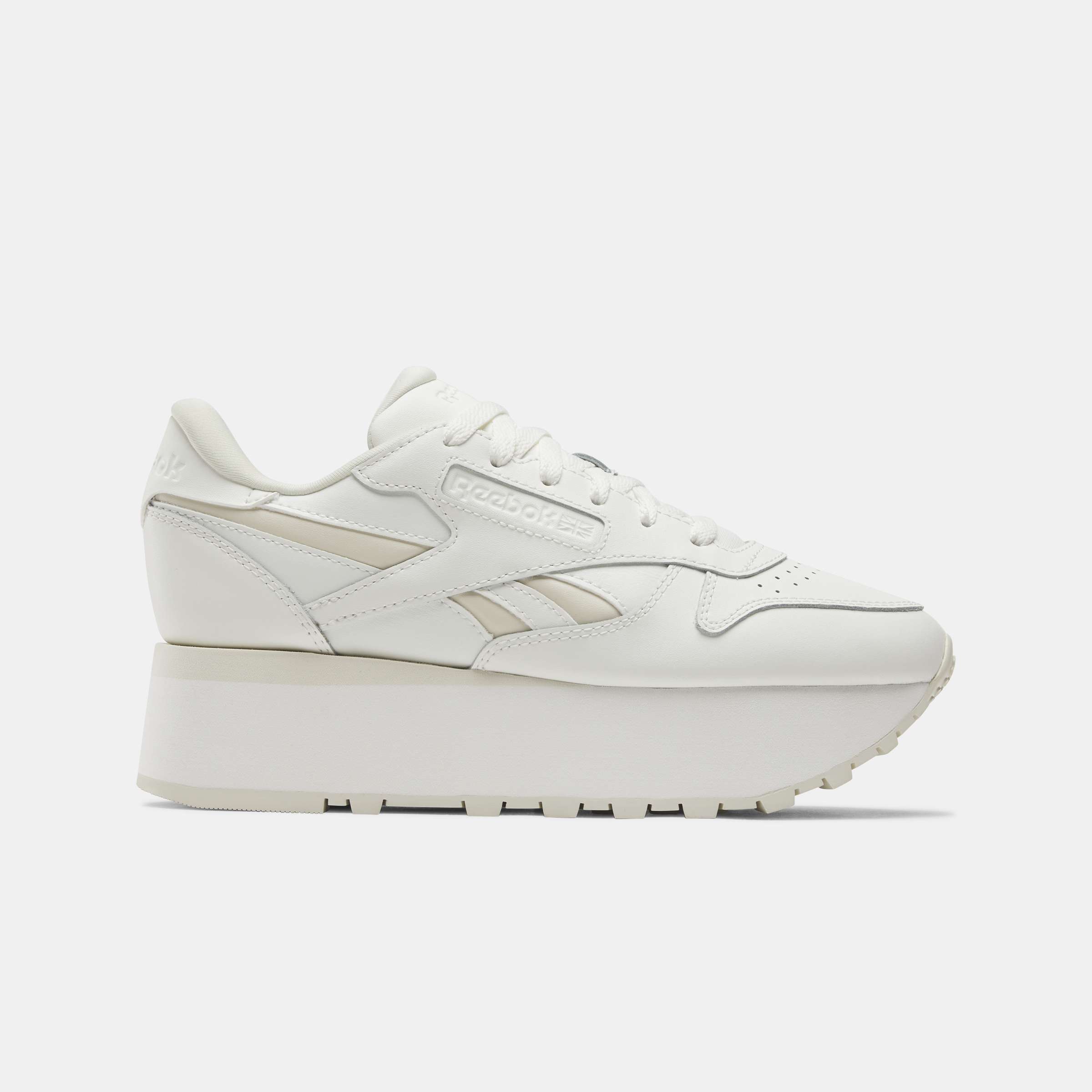 Lleva el estilo del running tradicional de Reebok a nuevas alturas con estos tenis con la plataforma más alta hasta el momento.