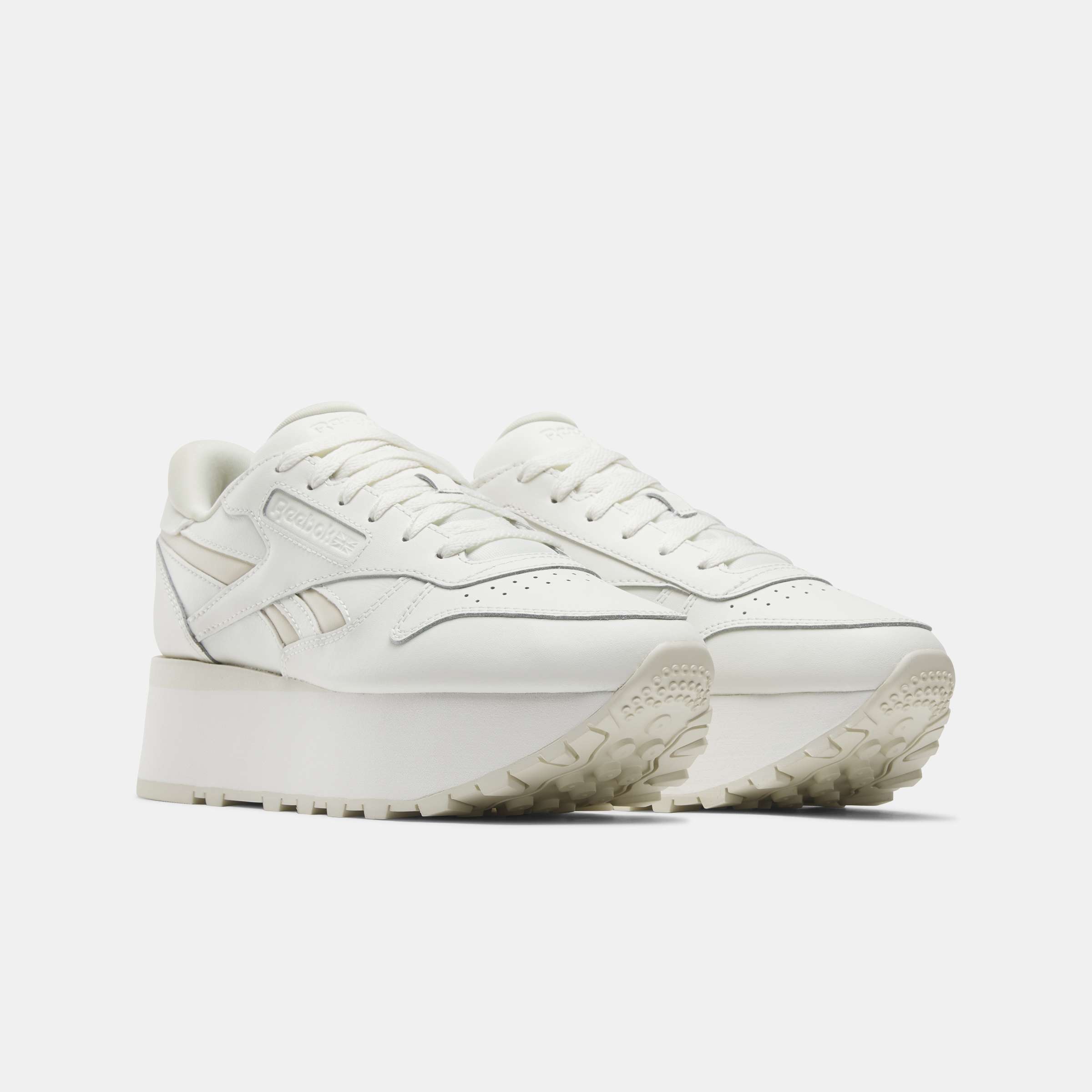 Lleva el estilo del running tradicional de Reebok a nuevas alturas con estos tenis con la plataforma más alta hasta el momento.