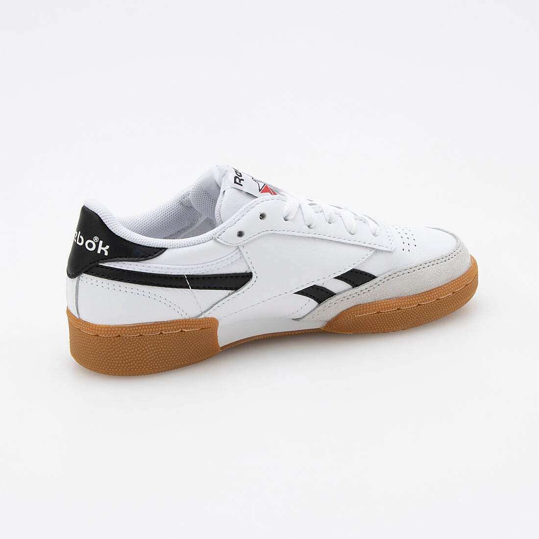 Tenis casuales inspirados en los años 80, con parte superior de cuero suave y rayas laterales de contraste.