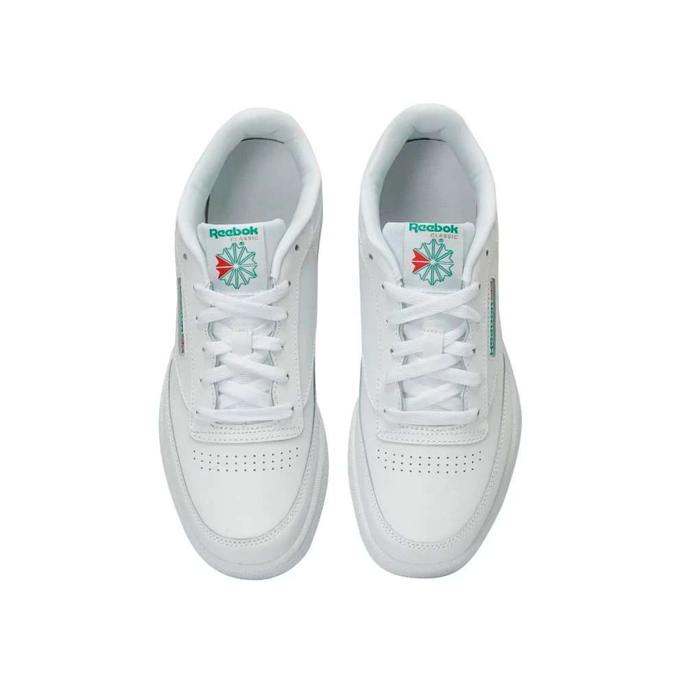 Combina un estilo skate con un diseño audaz y colores neutros, lo que los hace versátiles y fáciles de combinar con cualquier atuendo.